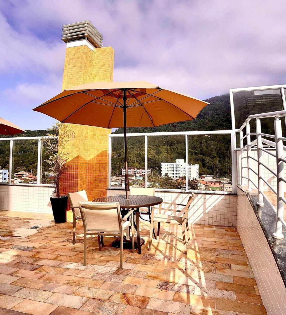 Apartamentos a 100m Praia das Toninhas PISCINA AQUECIDA