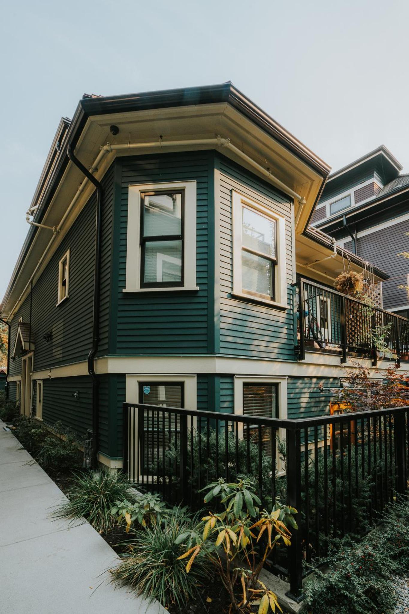 A Gentle Hideaway in the Urban Forest WEST END downtown Vancouver