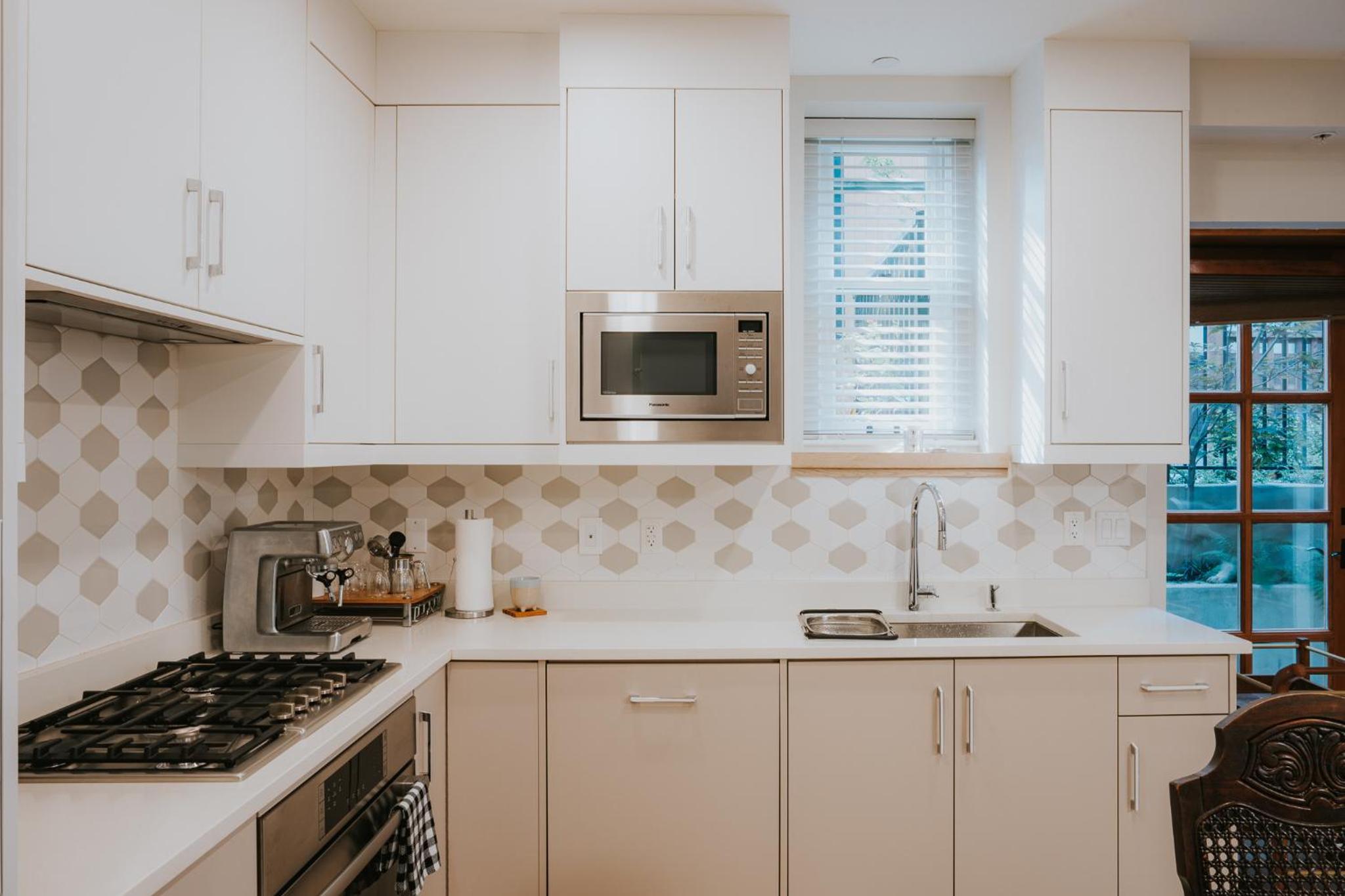 A Gentle Hideaway in the Urban Forest WEST END downtown Vancouver
