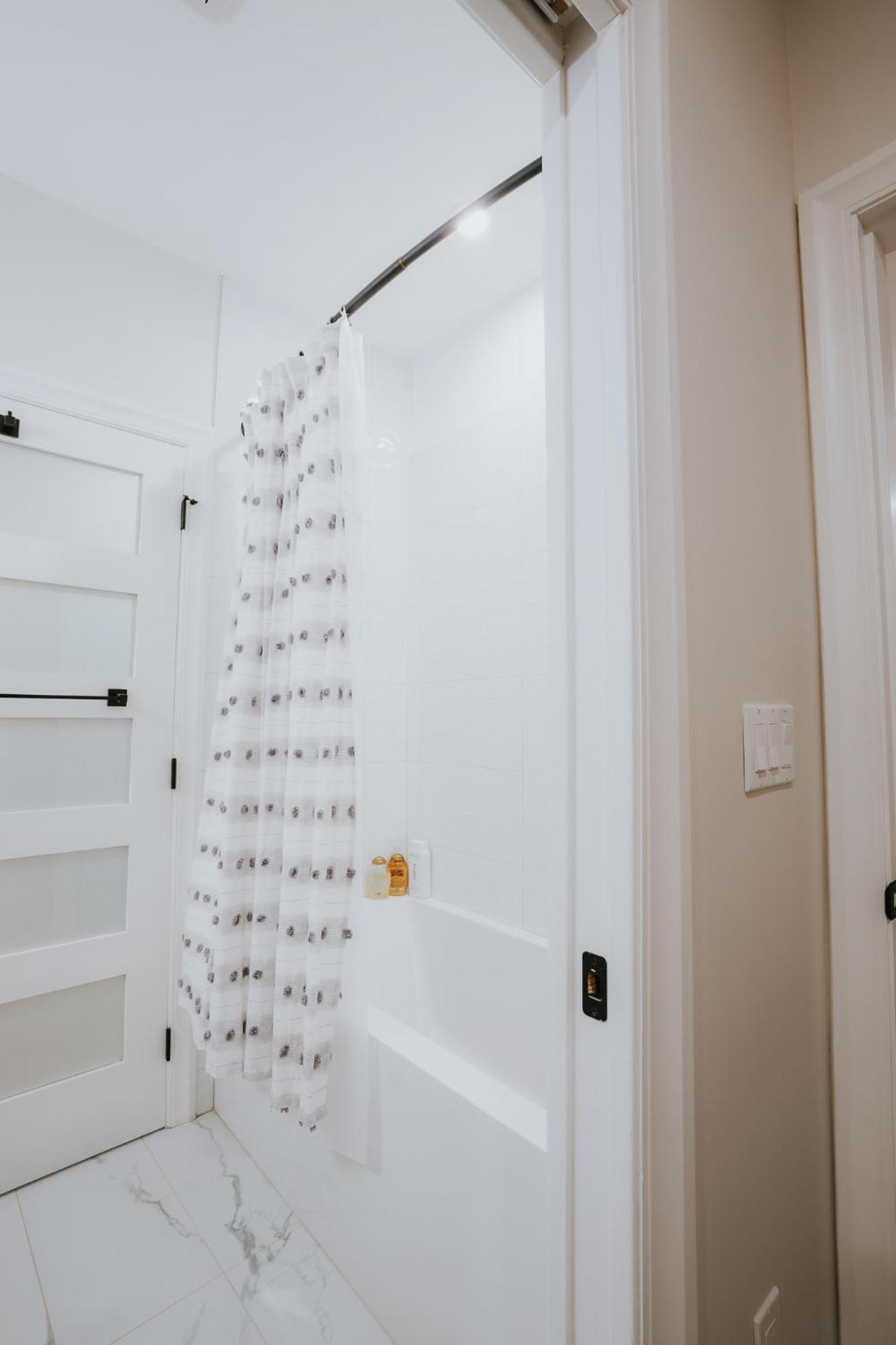A Gentle Hideaway in the Urban Forest WEST END downtown Vancouver