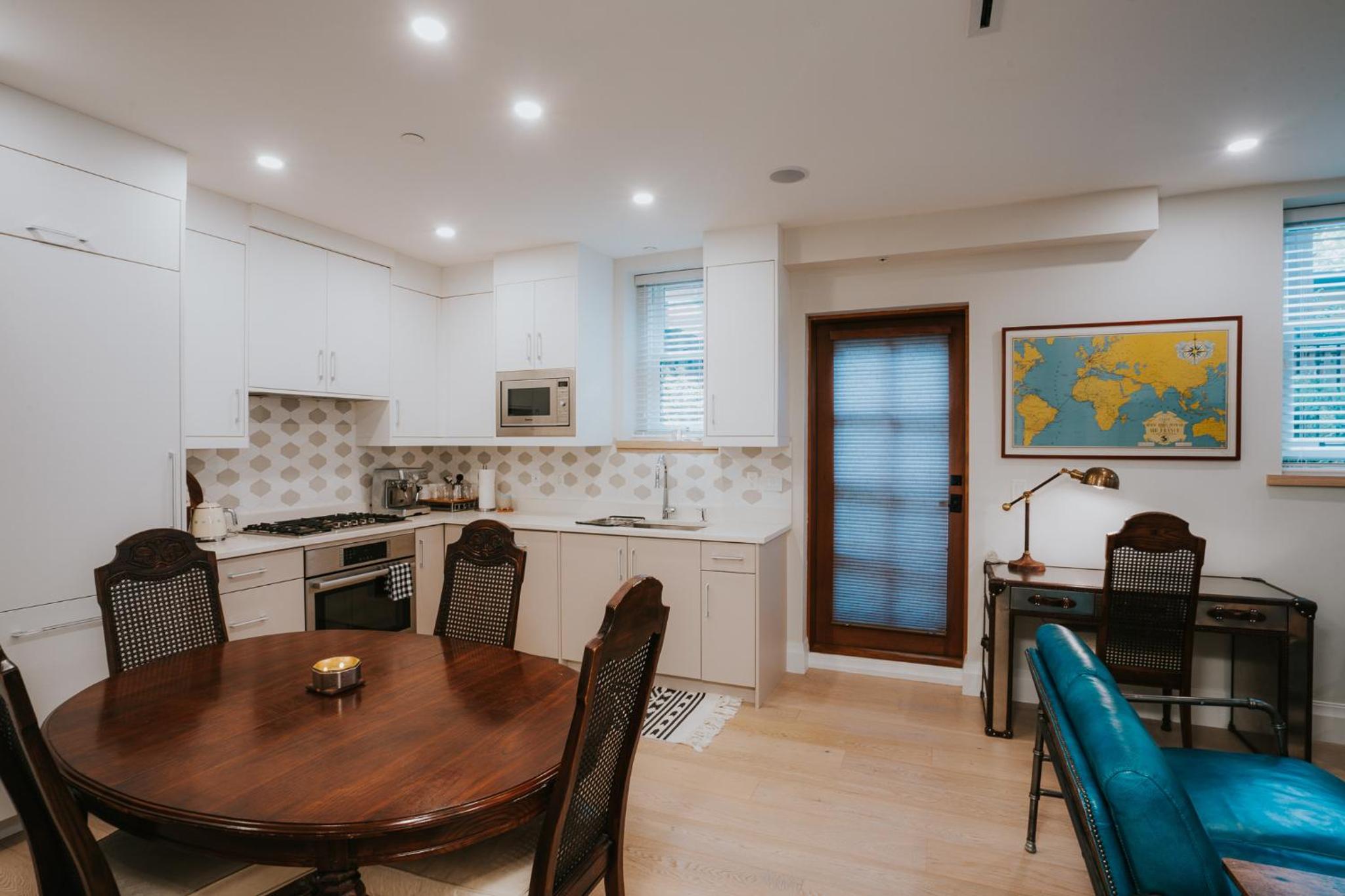 A Gentle Hideaway in the Urban Forest WEST END downtown Vancouver