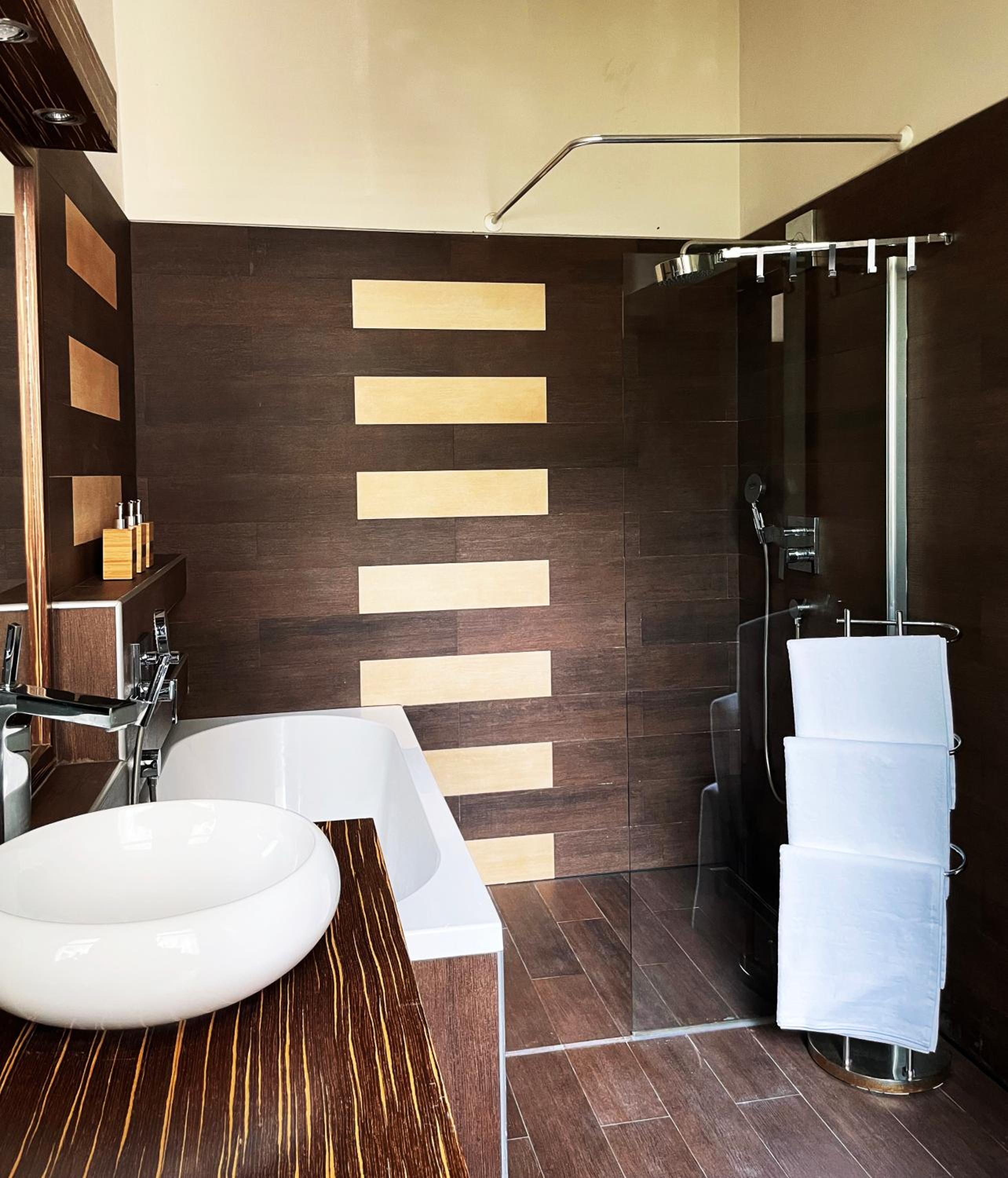 Deluxe Cosmopolitan Apartment Budapest with Free Parking view 3