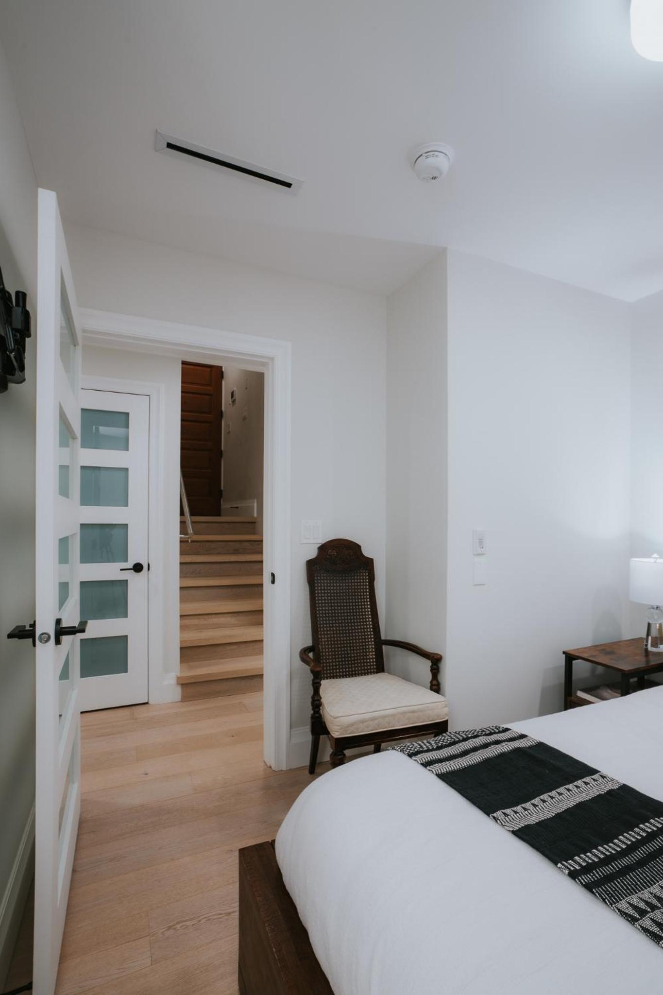 A Gentle Hideaway in the Urban Forest WEST END downtown Vancouver