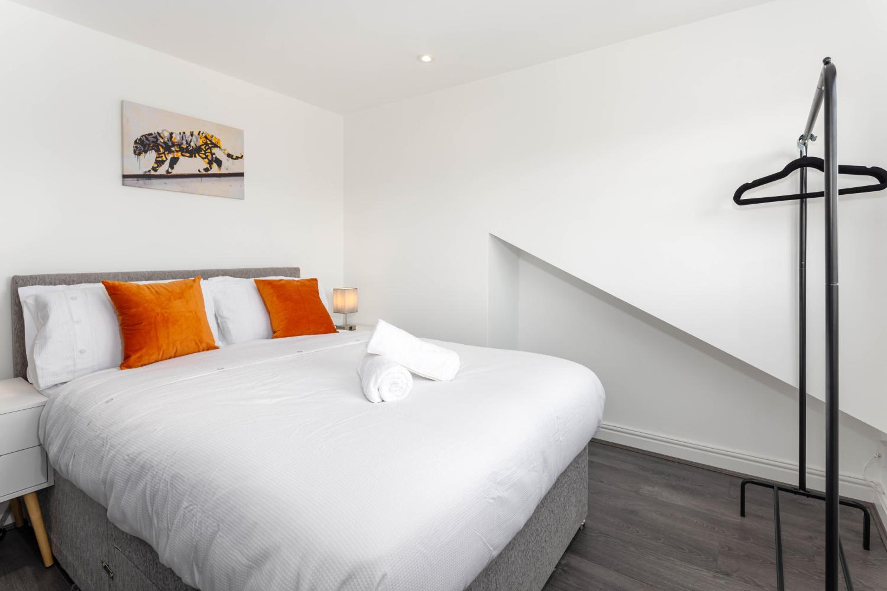Flatzy - 12 Person Townhouse with Pool Table and Ping Pong view 4