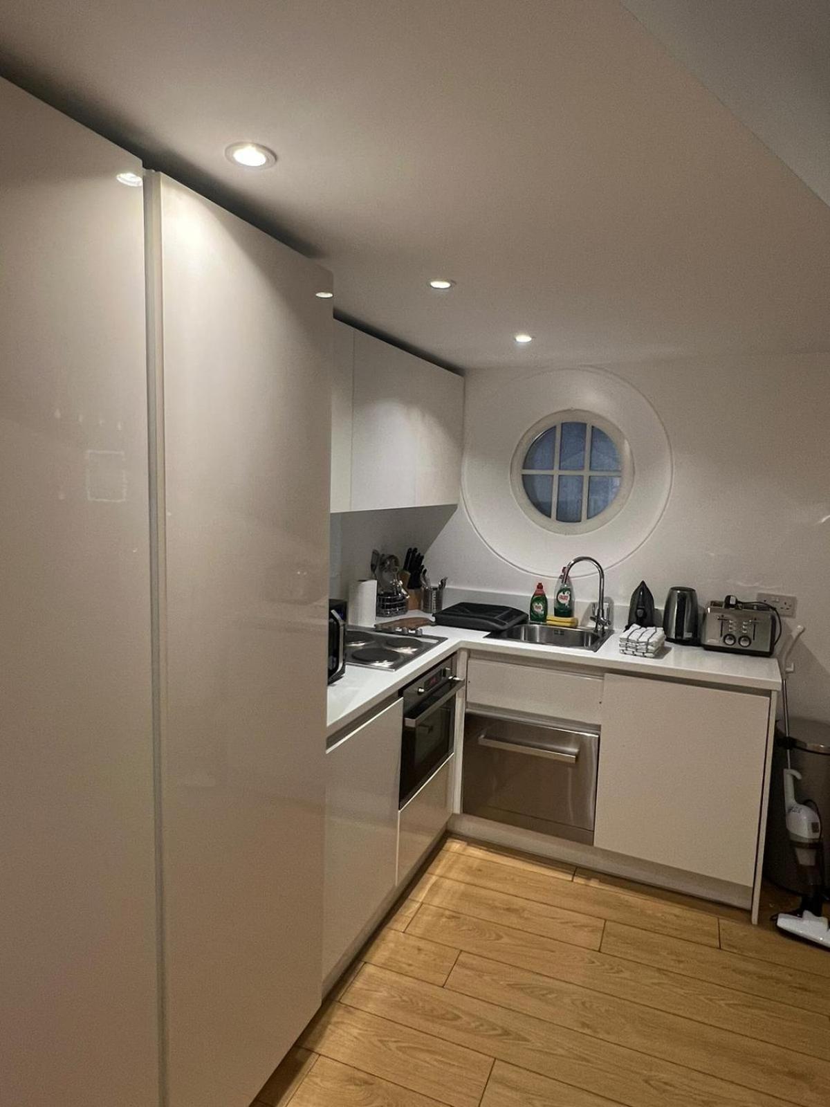 Tranquil 1 BR Retreat in Piccadilly VR4