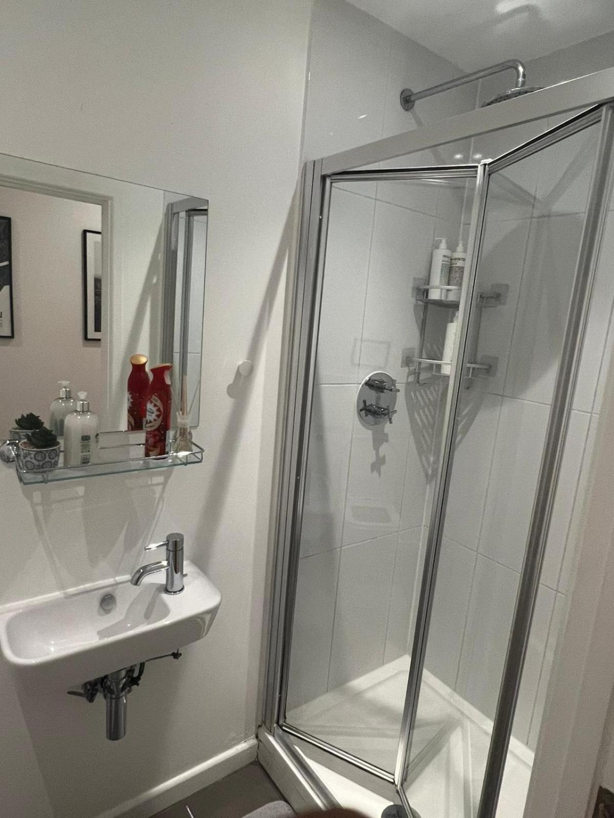 Tranquil 1 BR Retreat in Piccadilly VR4