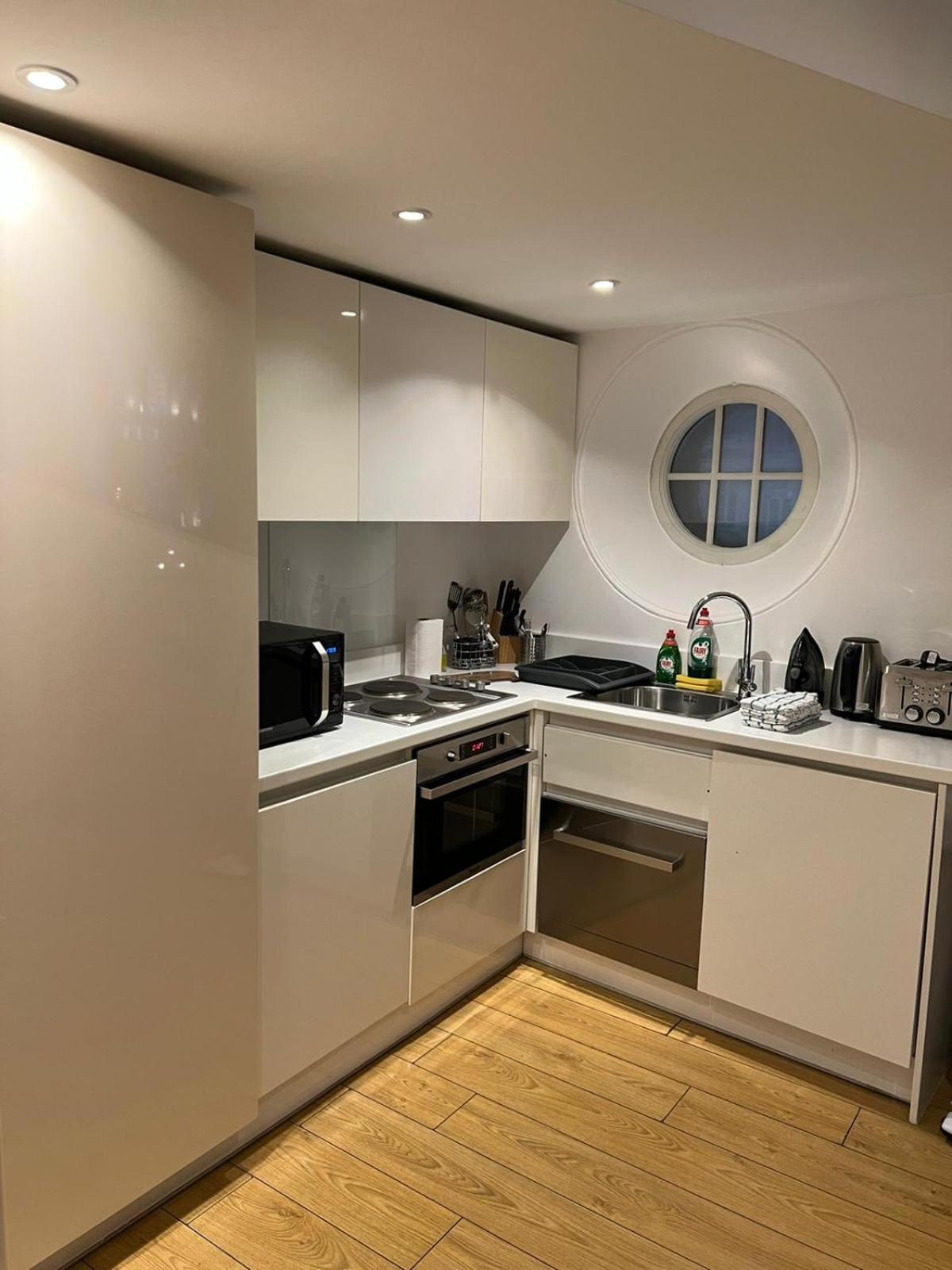 Tranquil 1 BR Retreat in Piccadilly VR4