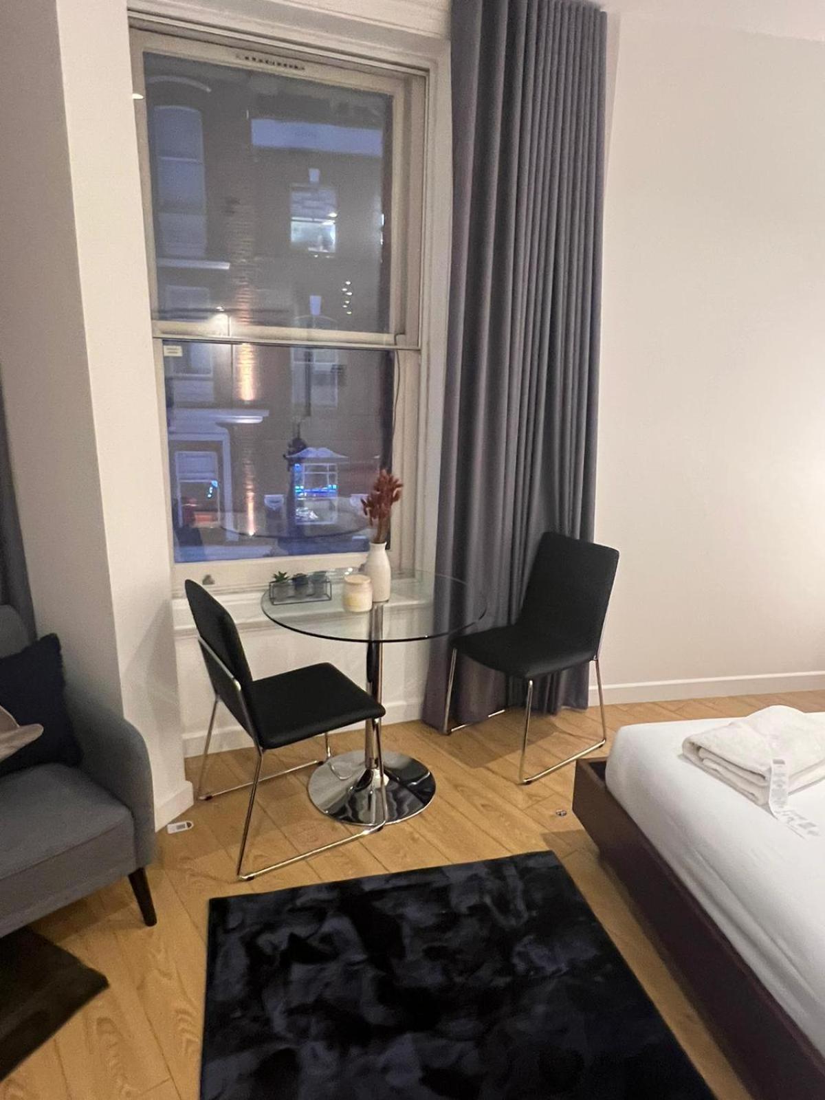 Tranquil 1 BR Retreat in Piccadilly VR4