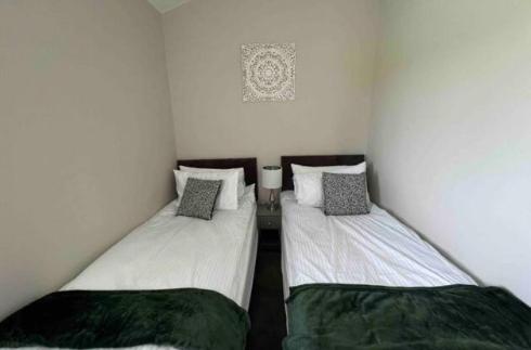 Spacious 3 Bedroom Sandstone Lodge view 5