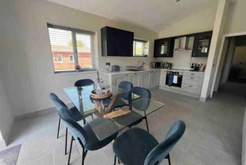 Spacious 3 Bedroom Sandstone Lodge view 4