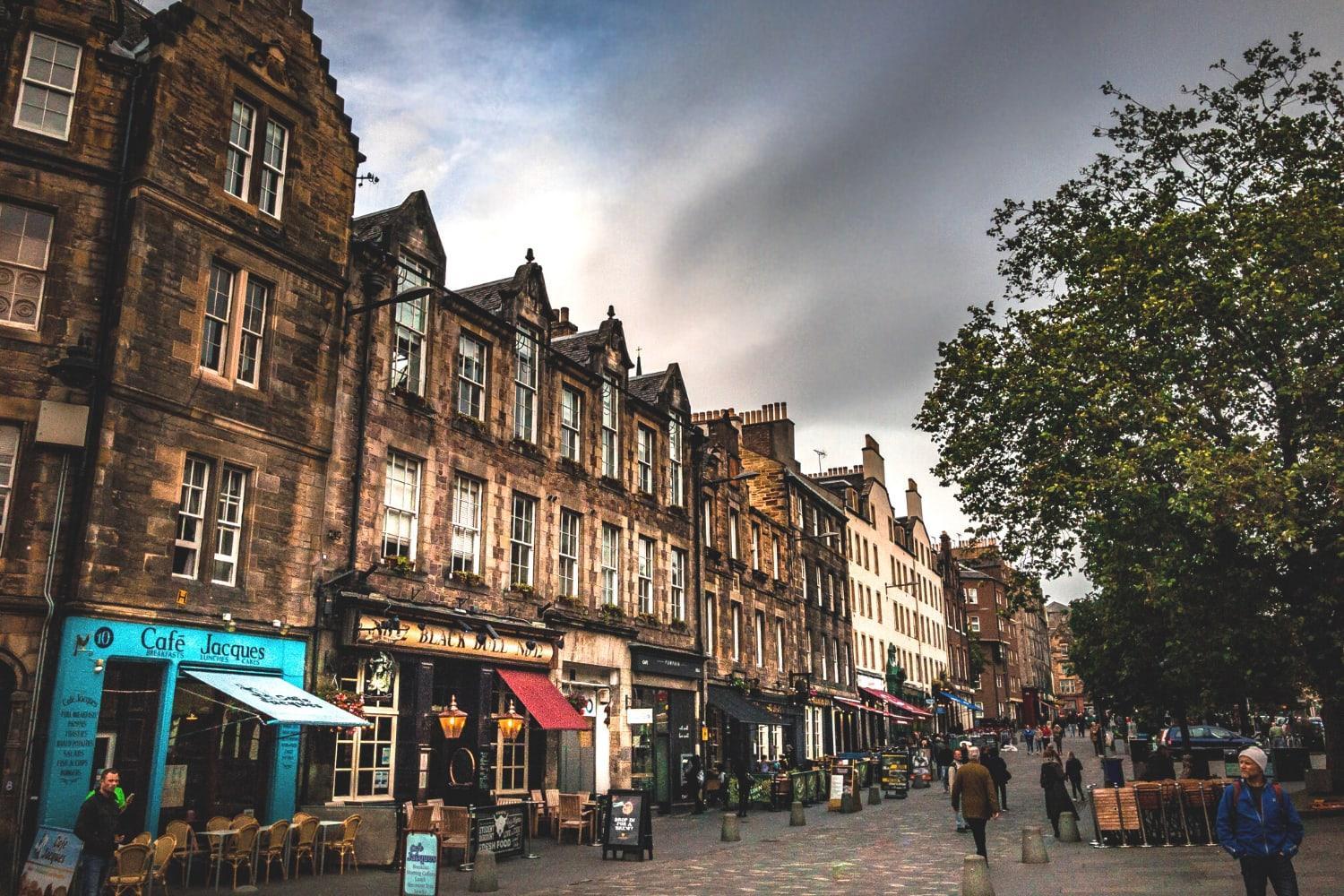 Charming Grassmarket 1 Bed Castle pad view 2