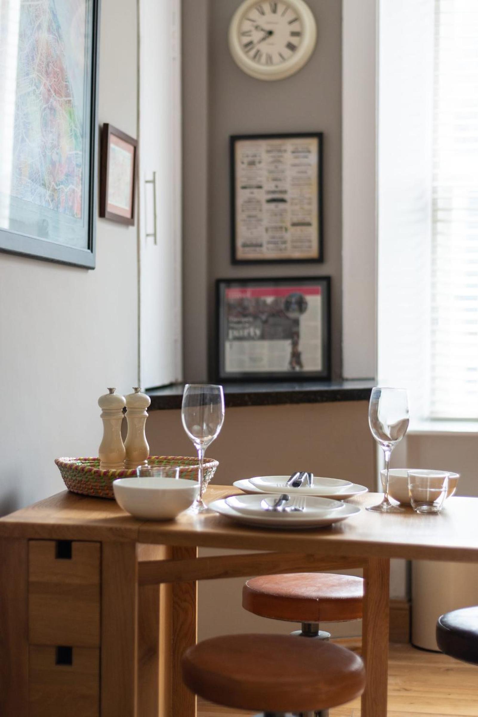 Charming Grassmarket 1 Bed Castle pad view 3