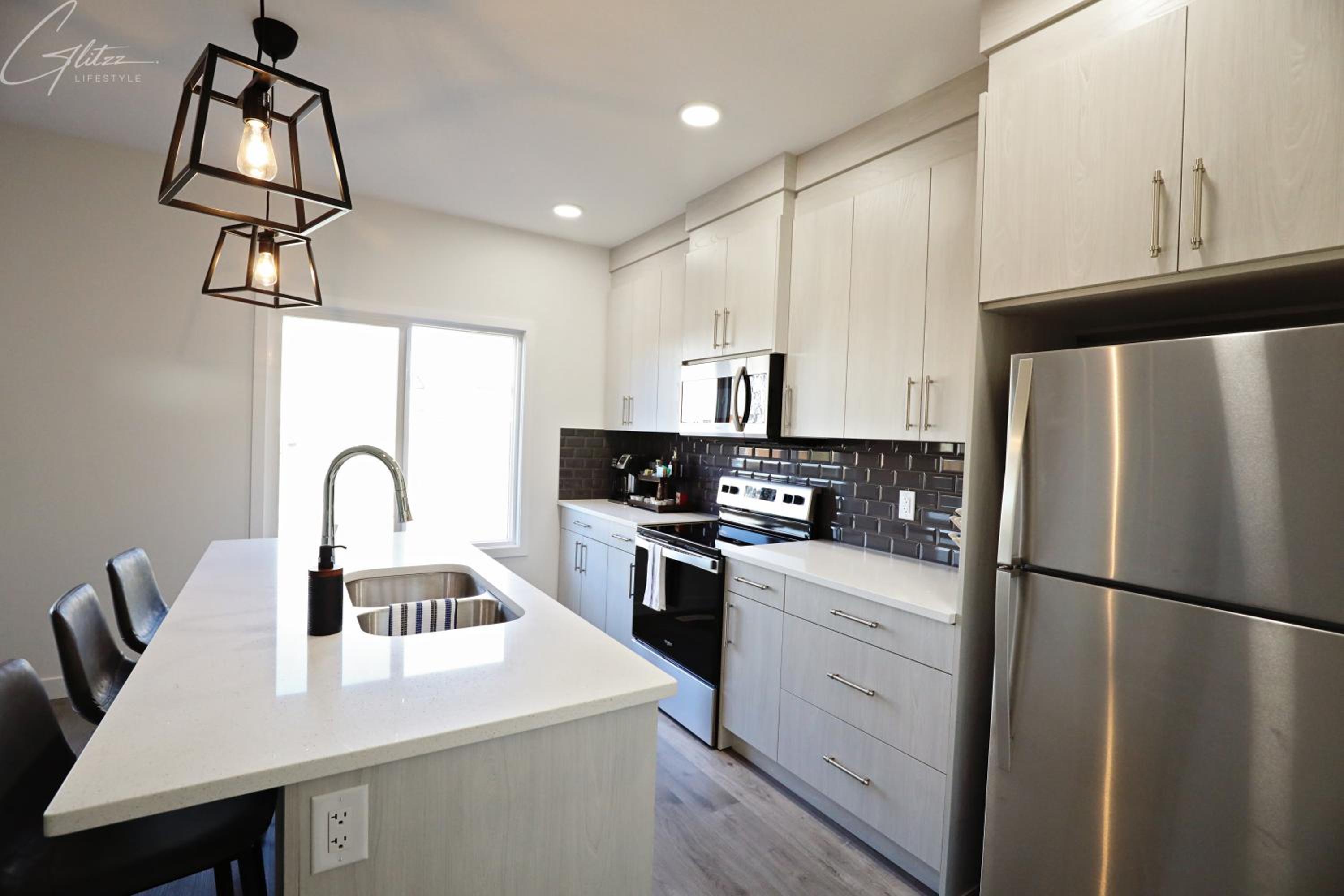 Beautiful Home With 4 King Beds,Airport,Disney+