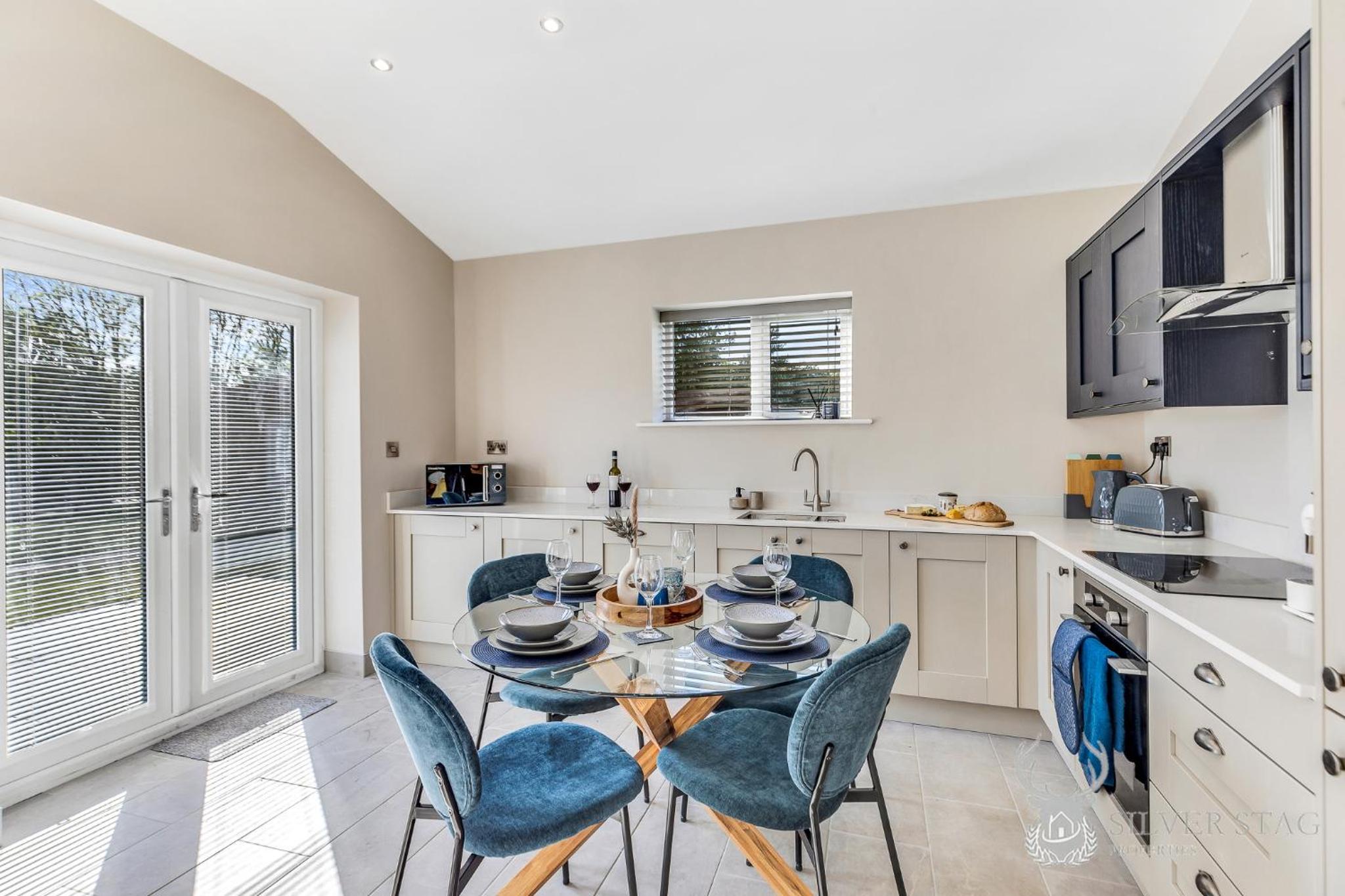 Charming 2 Bedroom Limestone Lodge Perfect for Families view 2