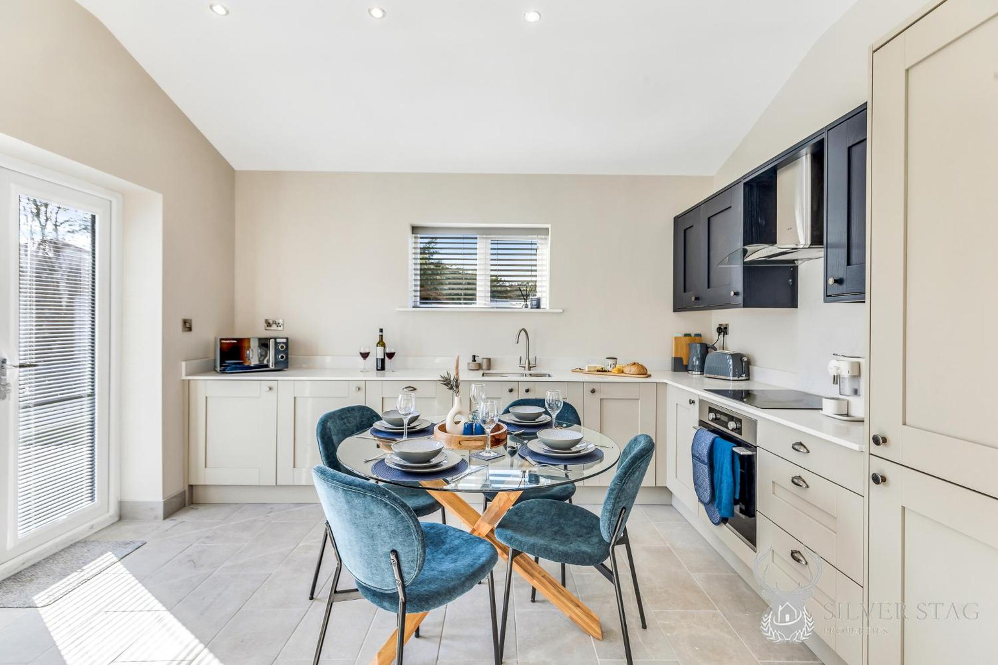 Charming 2 Bedroom Limestone Lodge Perfect for Families view 5