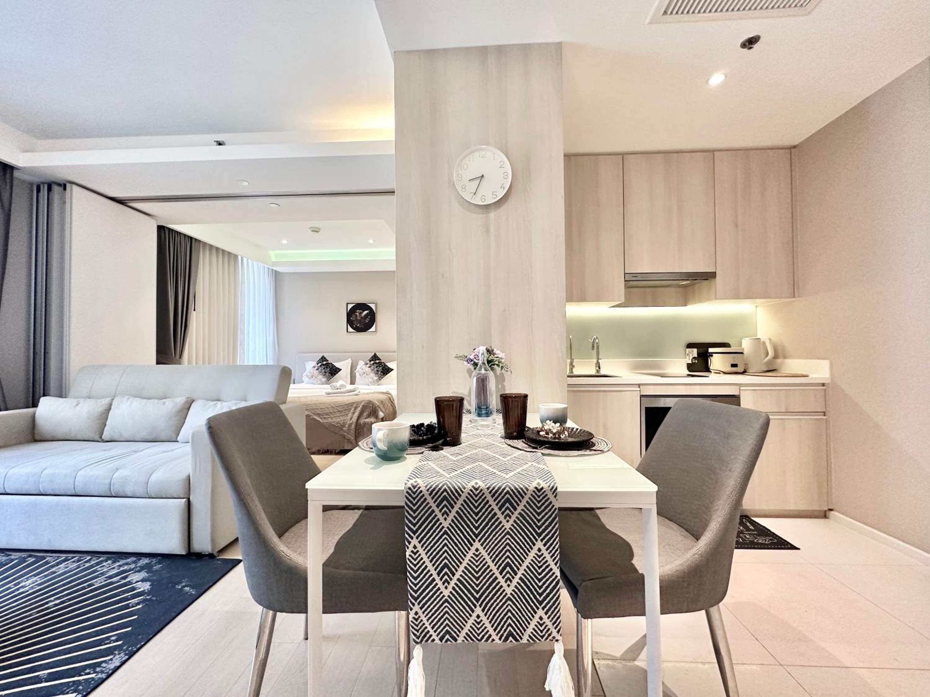 Sukhumvit 11#Luxury#Pool#Gym#BTS Nana&MRT Sukhumvit#1BR#Max4ppl