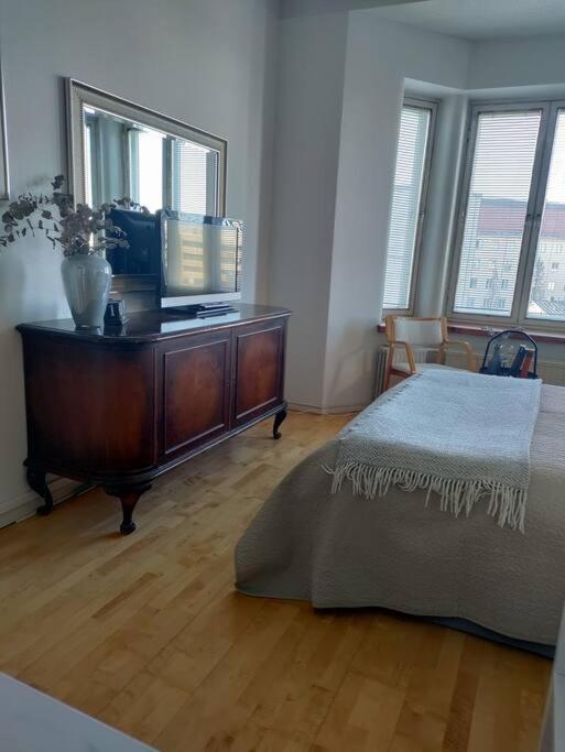 Top-floor studio, near park & sea, great transit