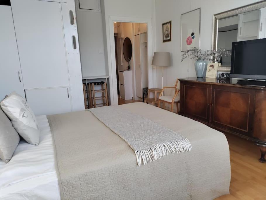 Top-floor studio, near park & sea, great transit