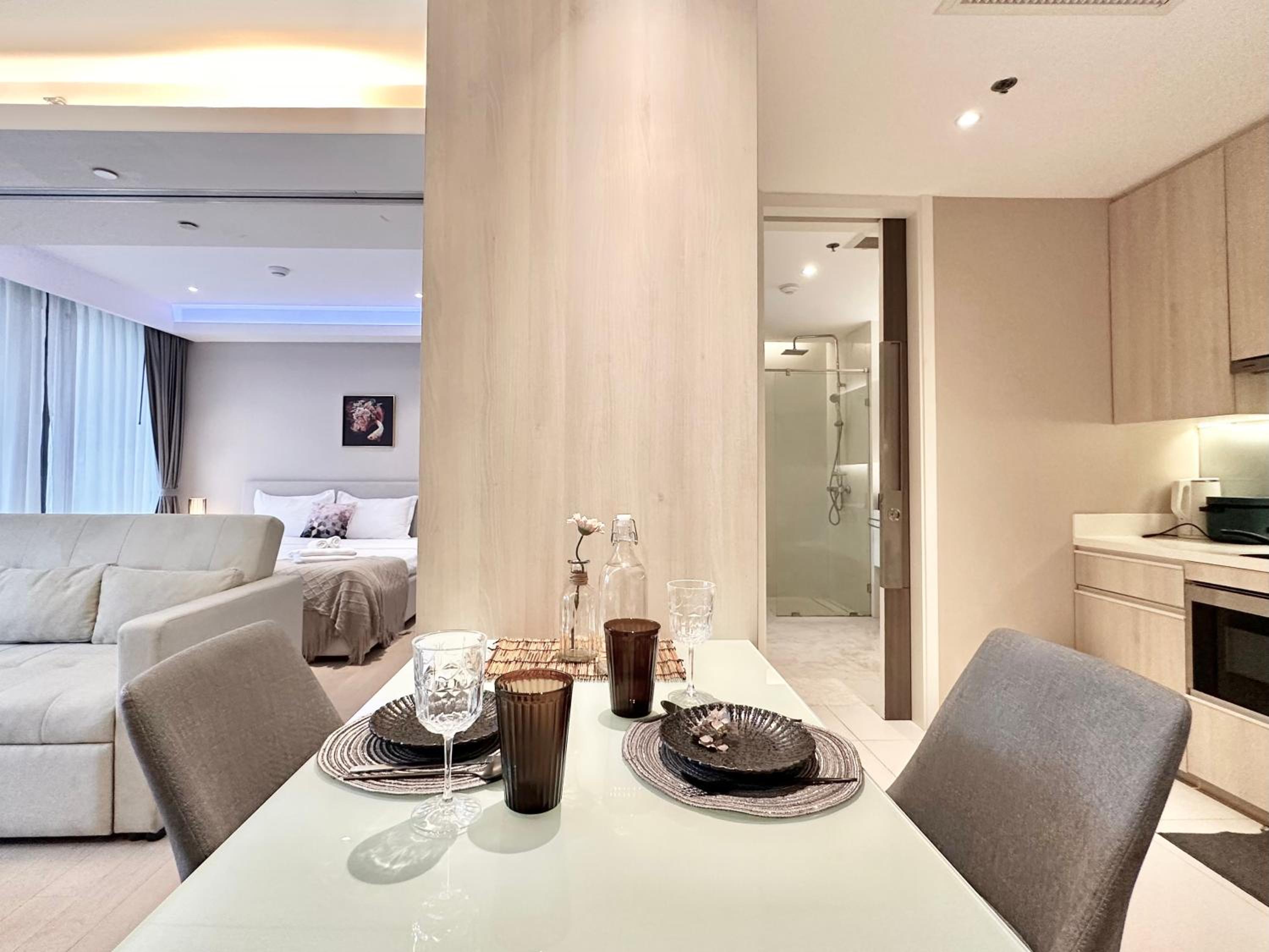 Sukhumvit 11#Luxury#Pool#Gym#BTS Nana&MRT Sukhumvit#1BR#Max4ppl