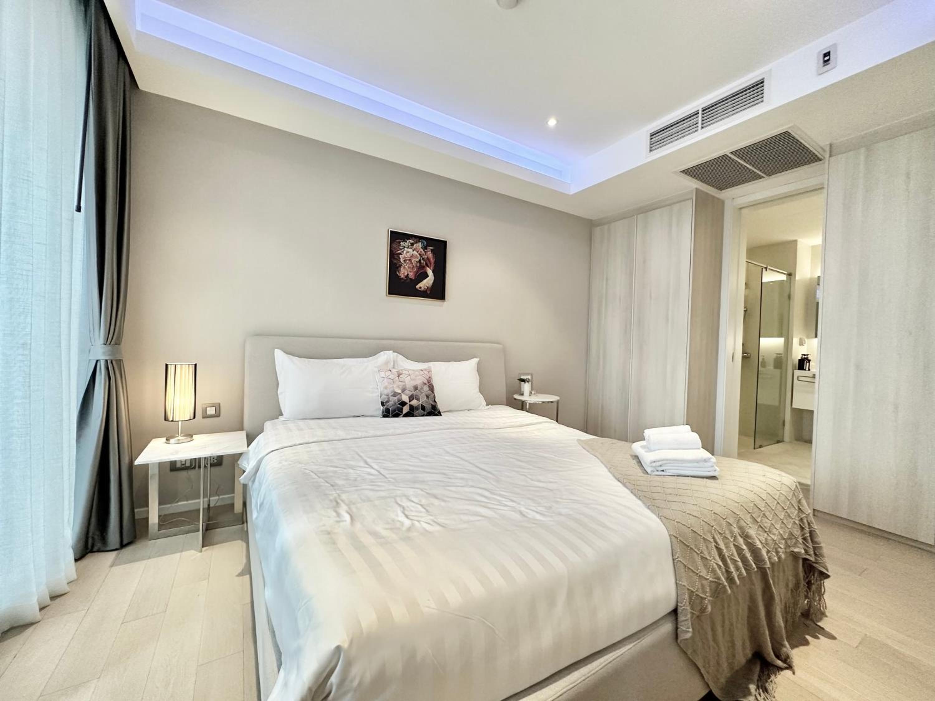 Sukhumvit 11#Luxury#Pool#Gym#BTS Nana&MRT Sukhumvit#1BR#Max4ppl
