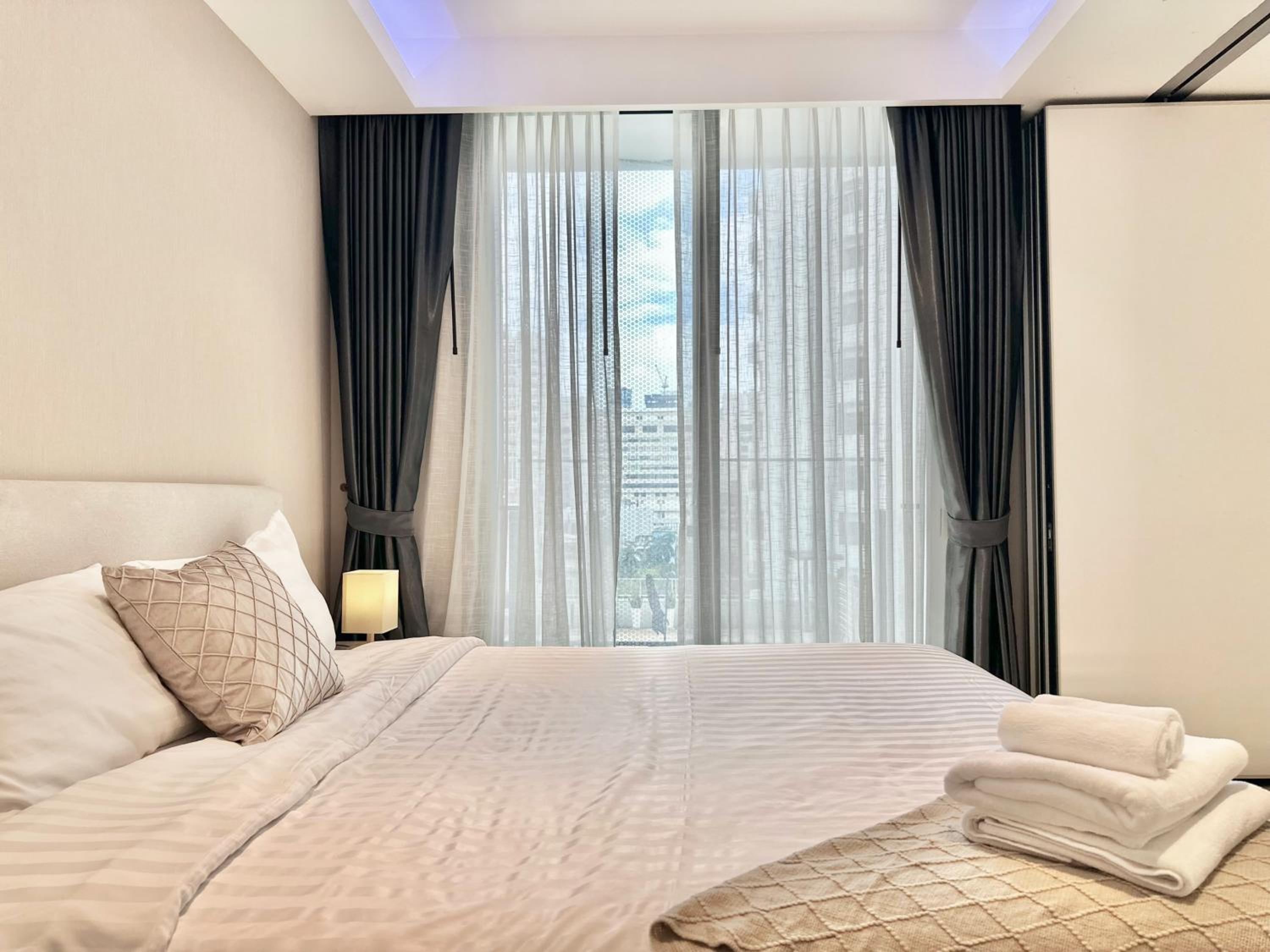 Sukhumvit 11#Luxury#Pool#Gym#BTS Nana&MRT Sukhumvit#1BR#Max4ppl