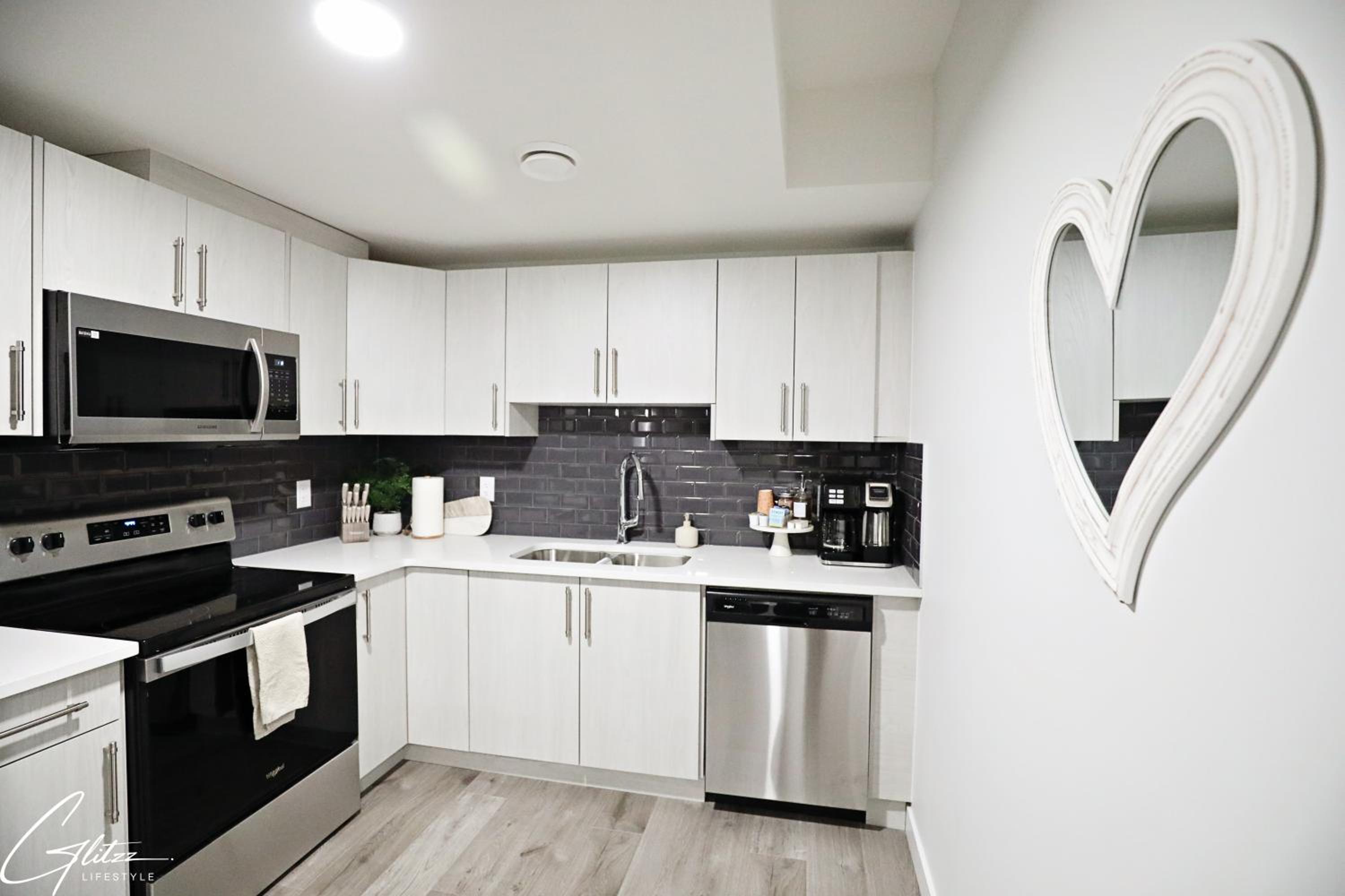 Beautiful Home With 4 King Beds,Airport,Disney+