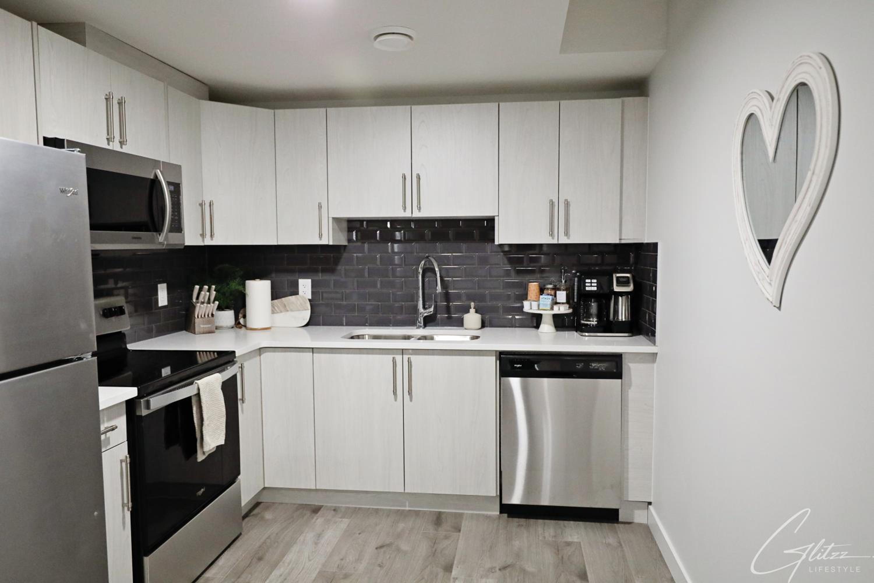Beautiful Home With 4 King Beds,Airport,Disney+