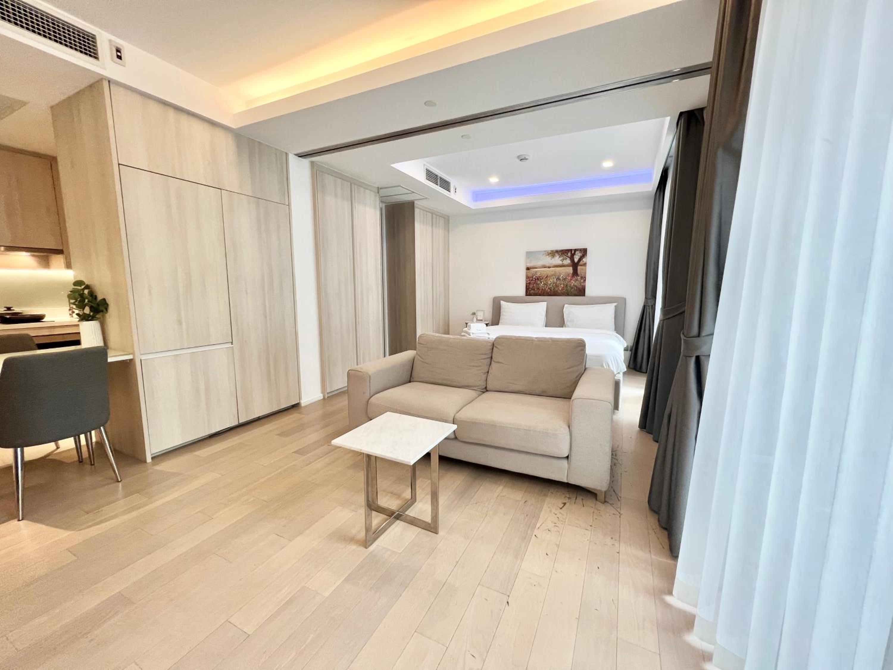 Circle Sukhumvit 11#Luxury#Pool#Gym#BTS Nana&MRT Sukhumvit#1BR#Max2ppl