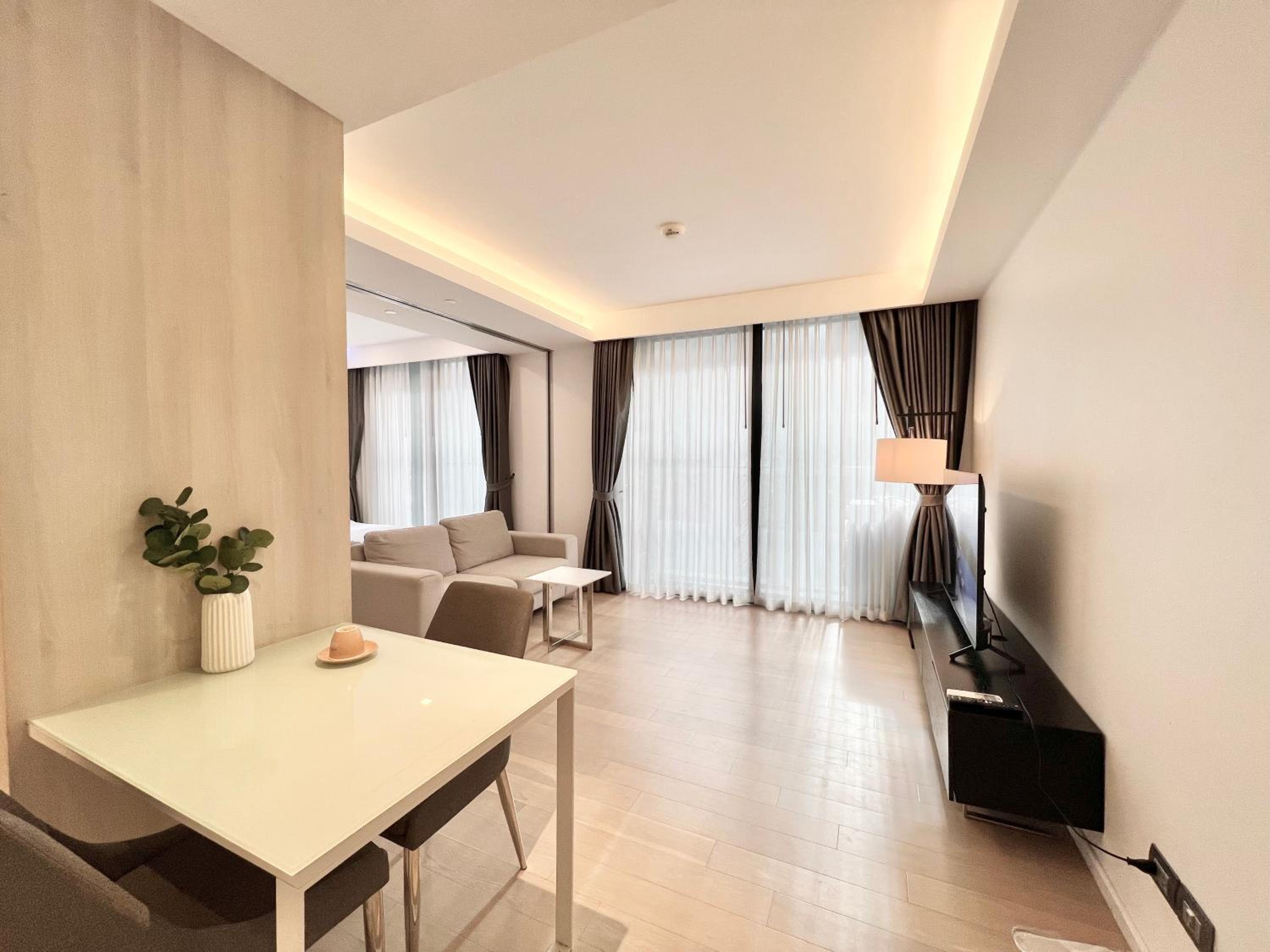 Circle Sukhumvit 11#Luxury#Pool#Gym#BTS Nana&MRT Sukhumvit#1BR#Max2ppl