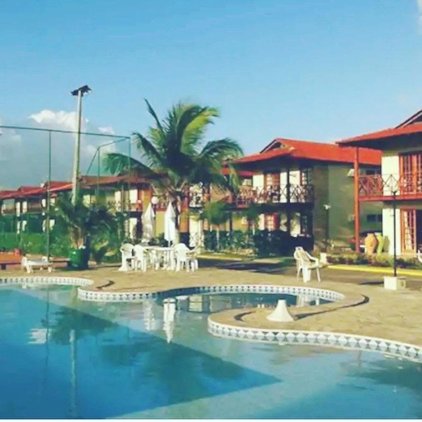 Linda casa duplex no condomínio Village Carneiros