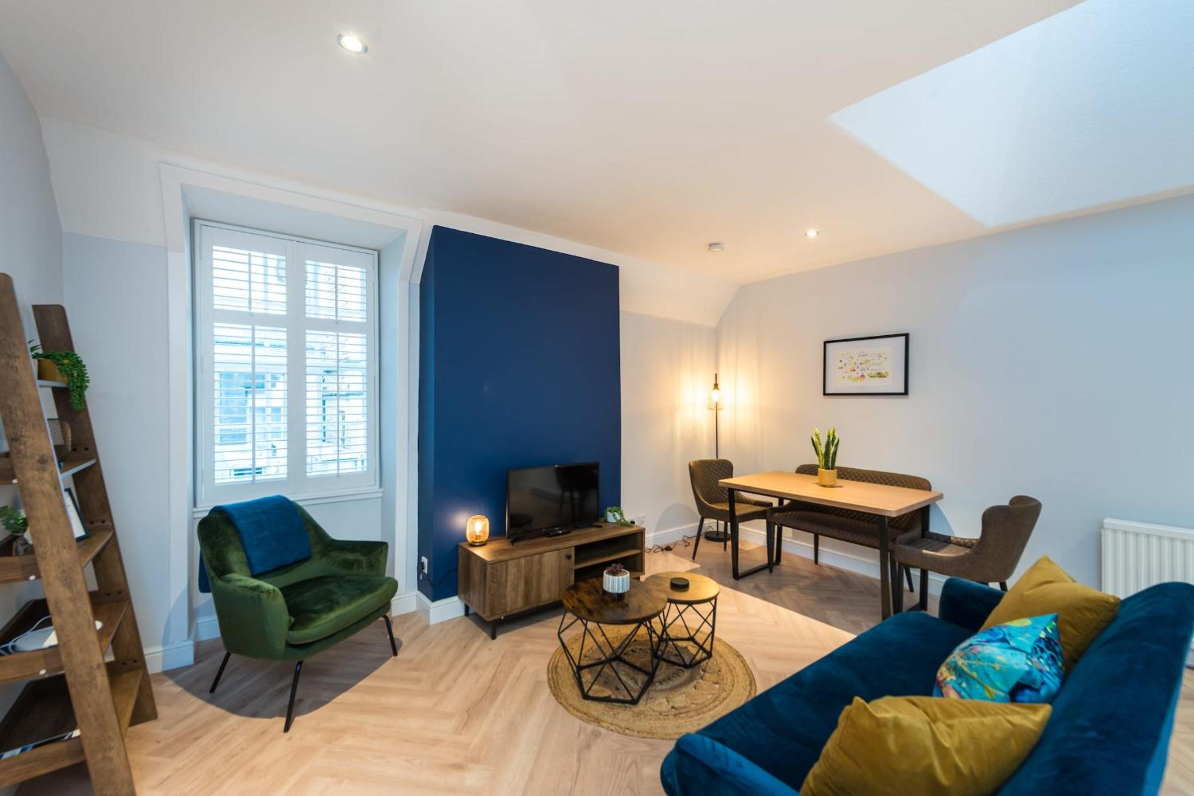 Quiet, central 2 bedroom Royal Mile gem view 2