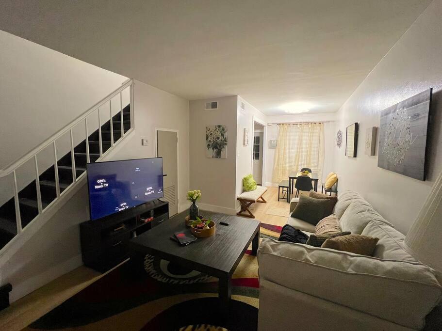 Townhouse Retreat: 3 miles from Beale St view 3