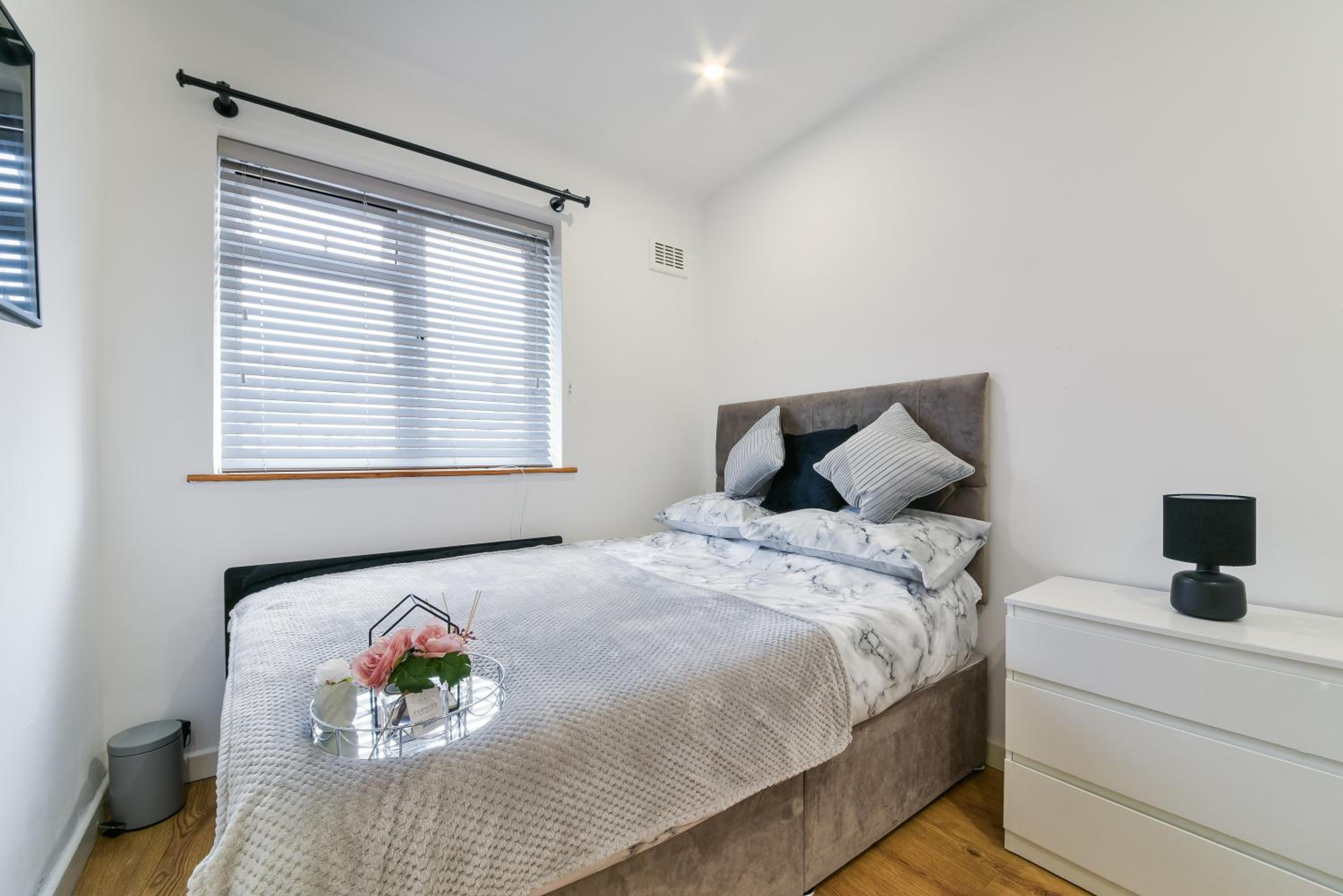 2-Bed House, Bromley, Free Parking, 30 min to Central London - Sleeps 6