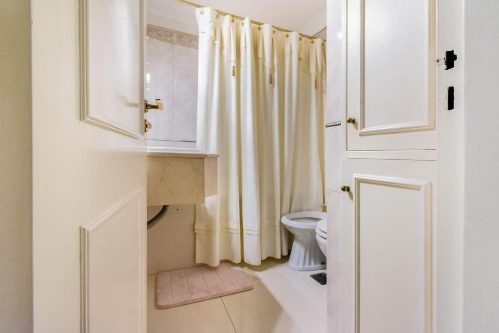Se alquila Habitación en Suite. Convive c/ gatos