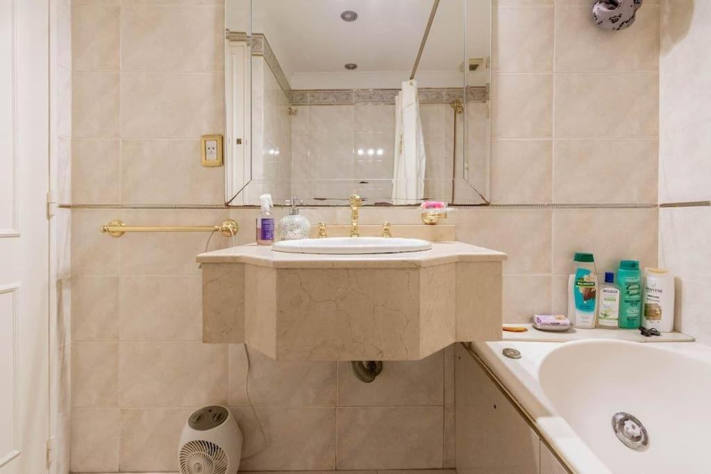 Se alquila Habitación en Suite. Convive c/ gatos