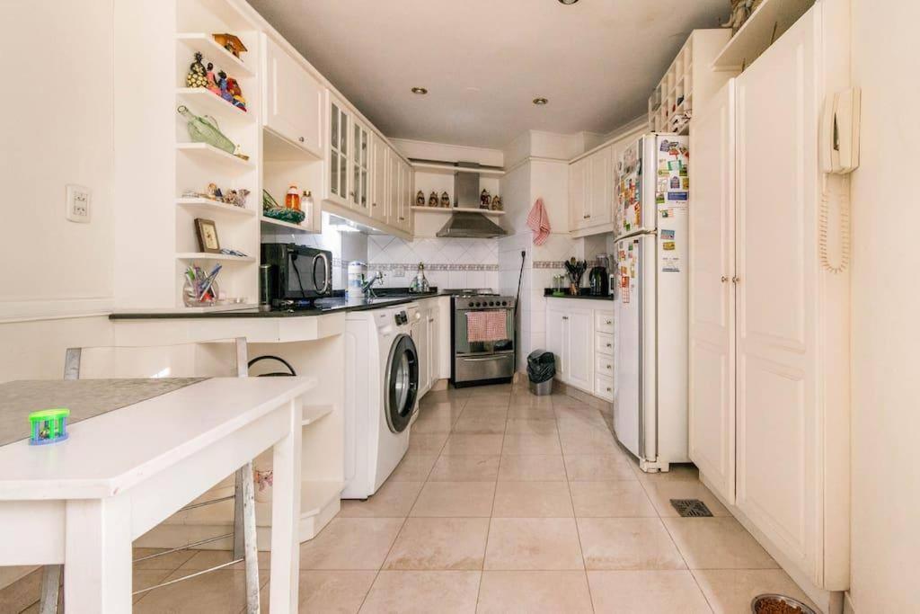 Se alquila Habitación en Suite. Convive c/ gatos