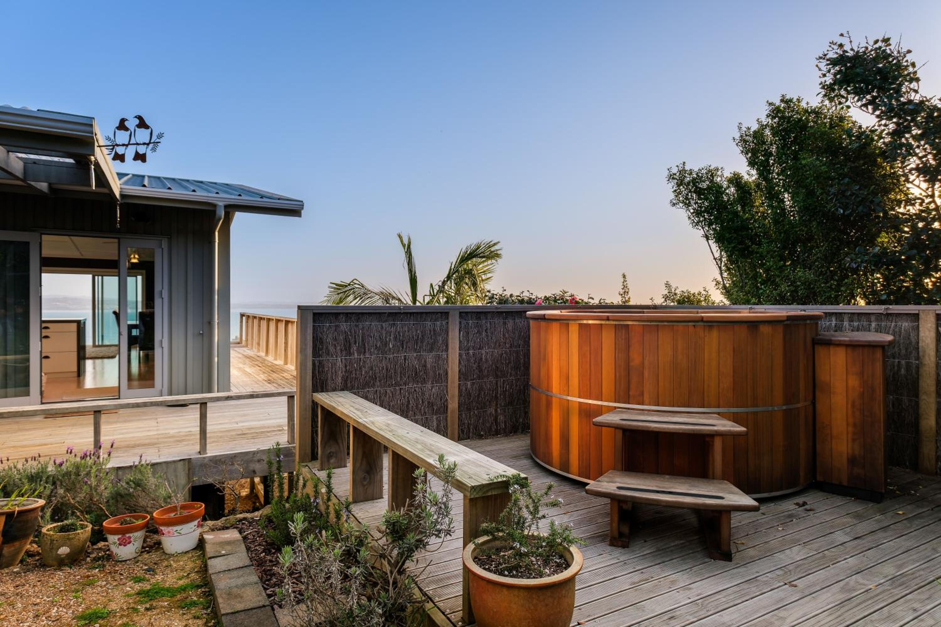 Omiha Oasis with seaviews and spa pool