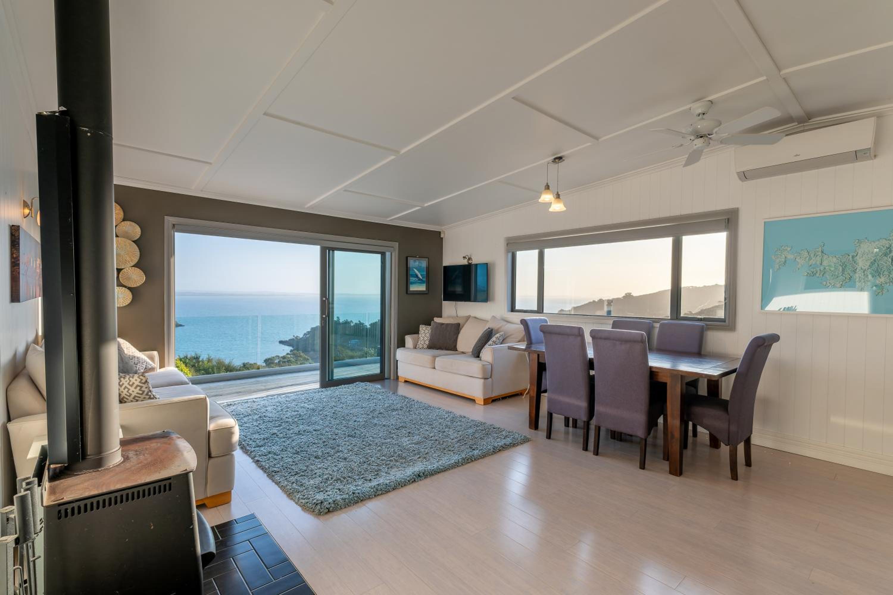 Omiha Oasis with seaviews and spa pool