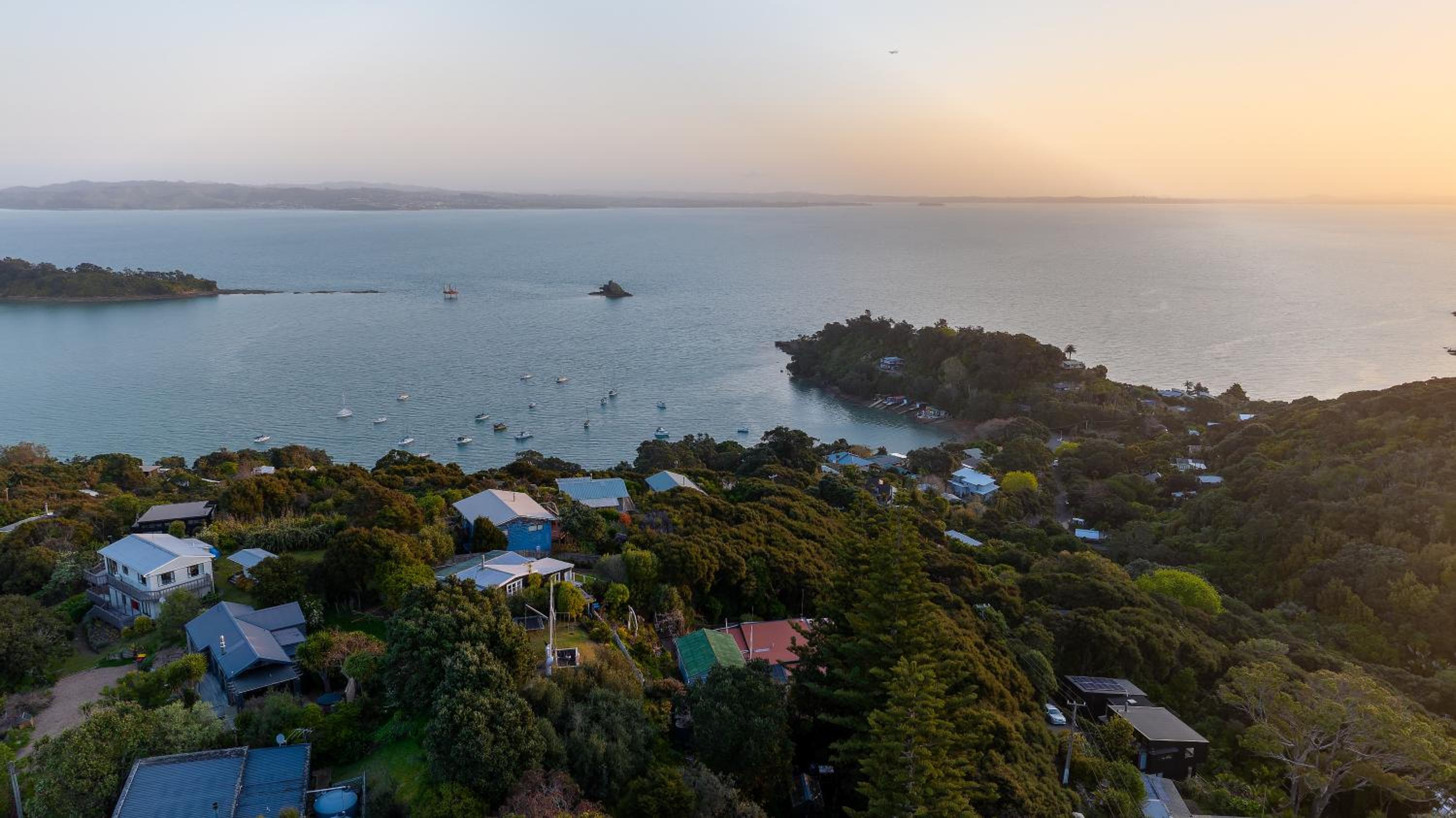 Omiha Oasis with seaviews and spa pool