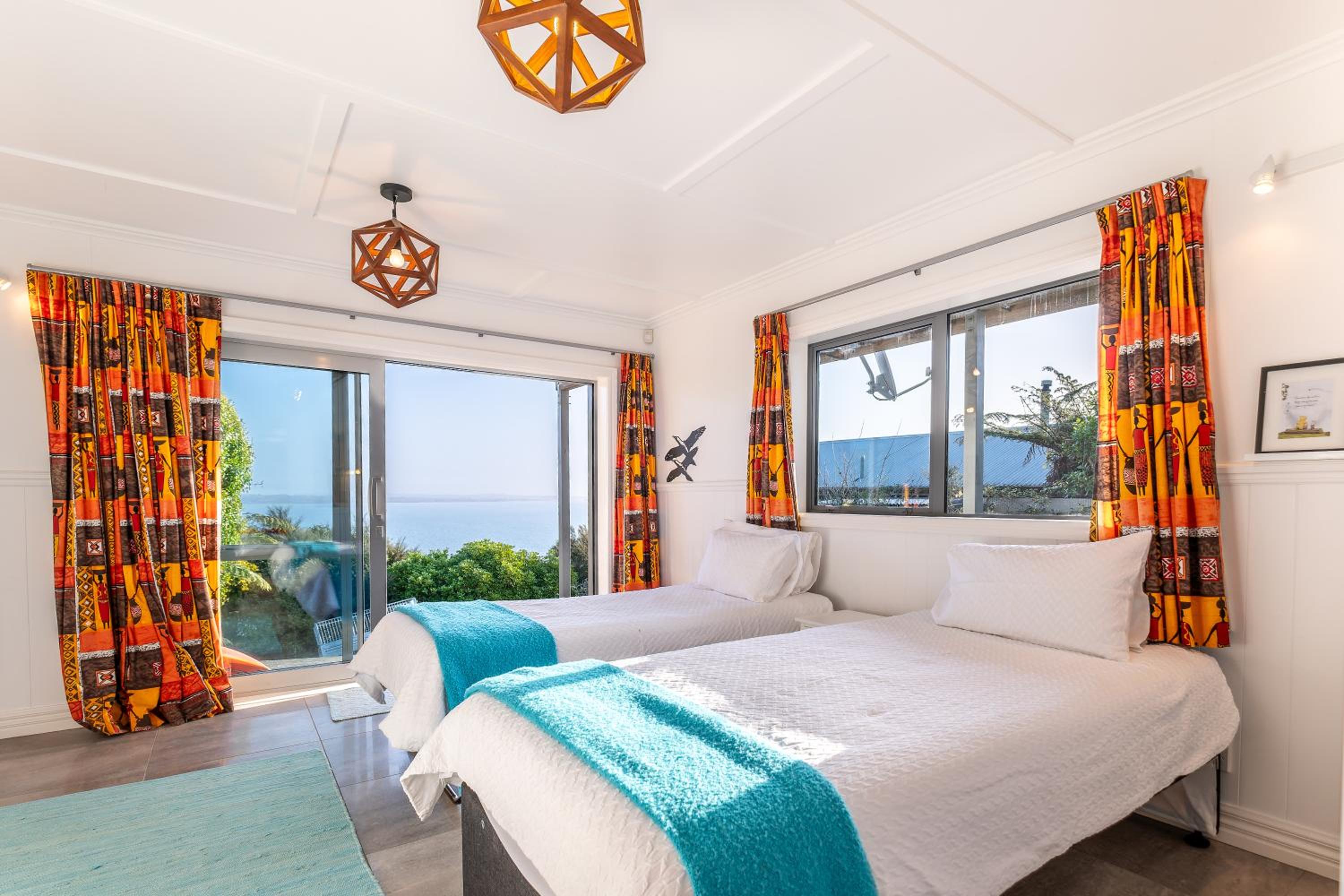 Omiha Oasis with seaviews and spa pool