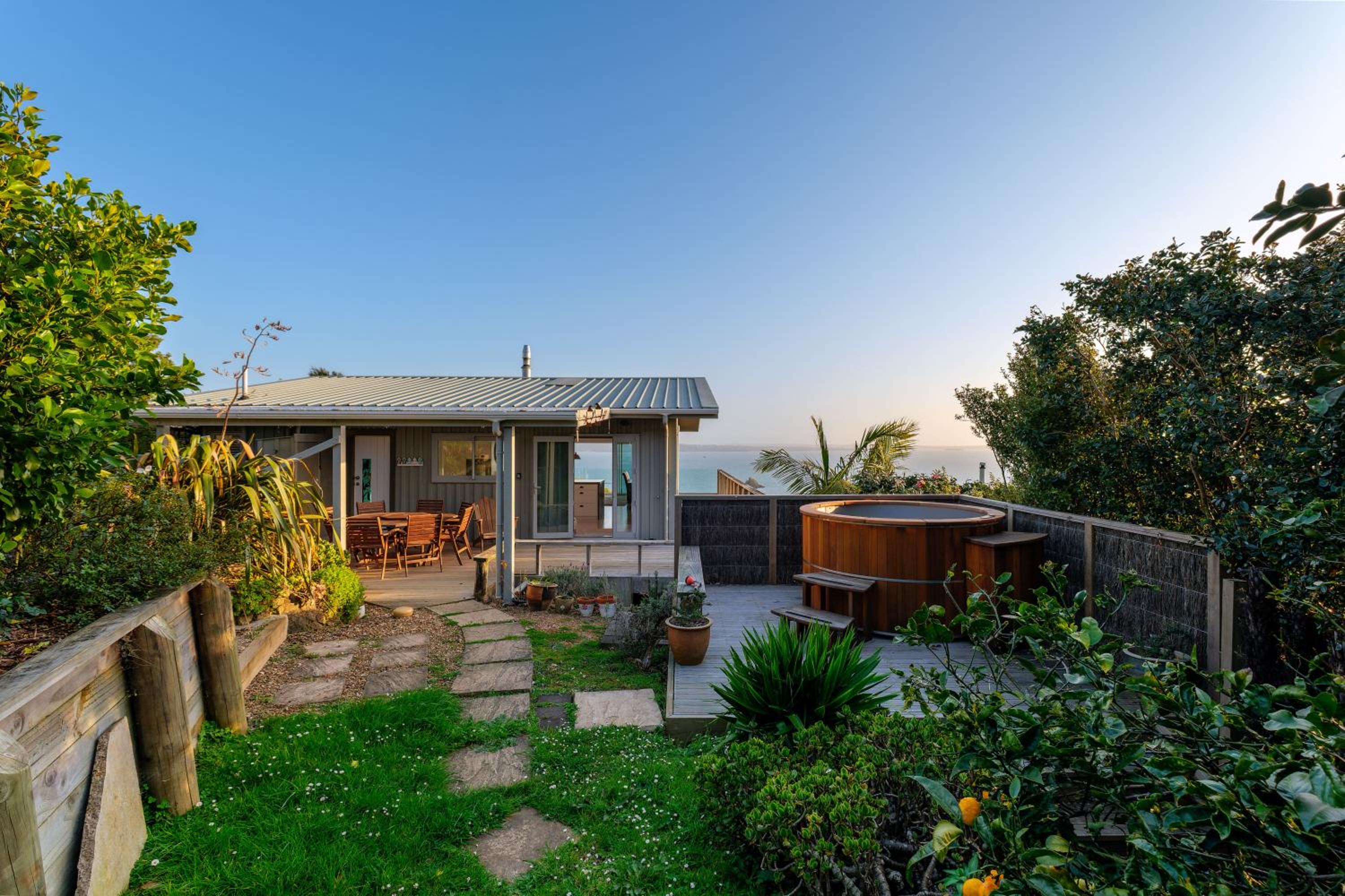 Omiha Oasis with seaviews and spa pool