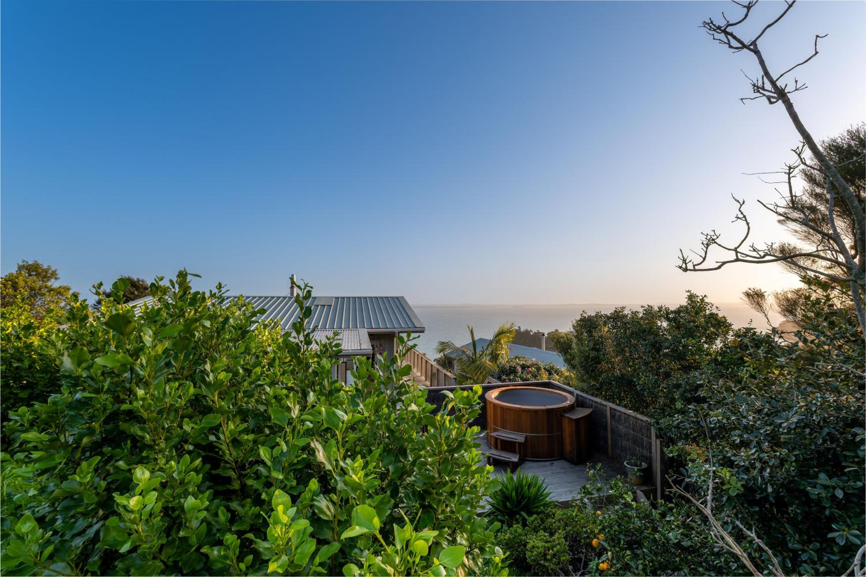 Omiha Oasis with seaviews and spa pool