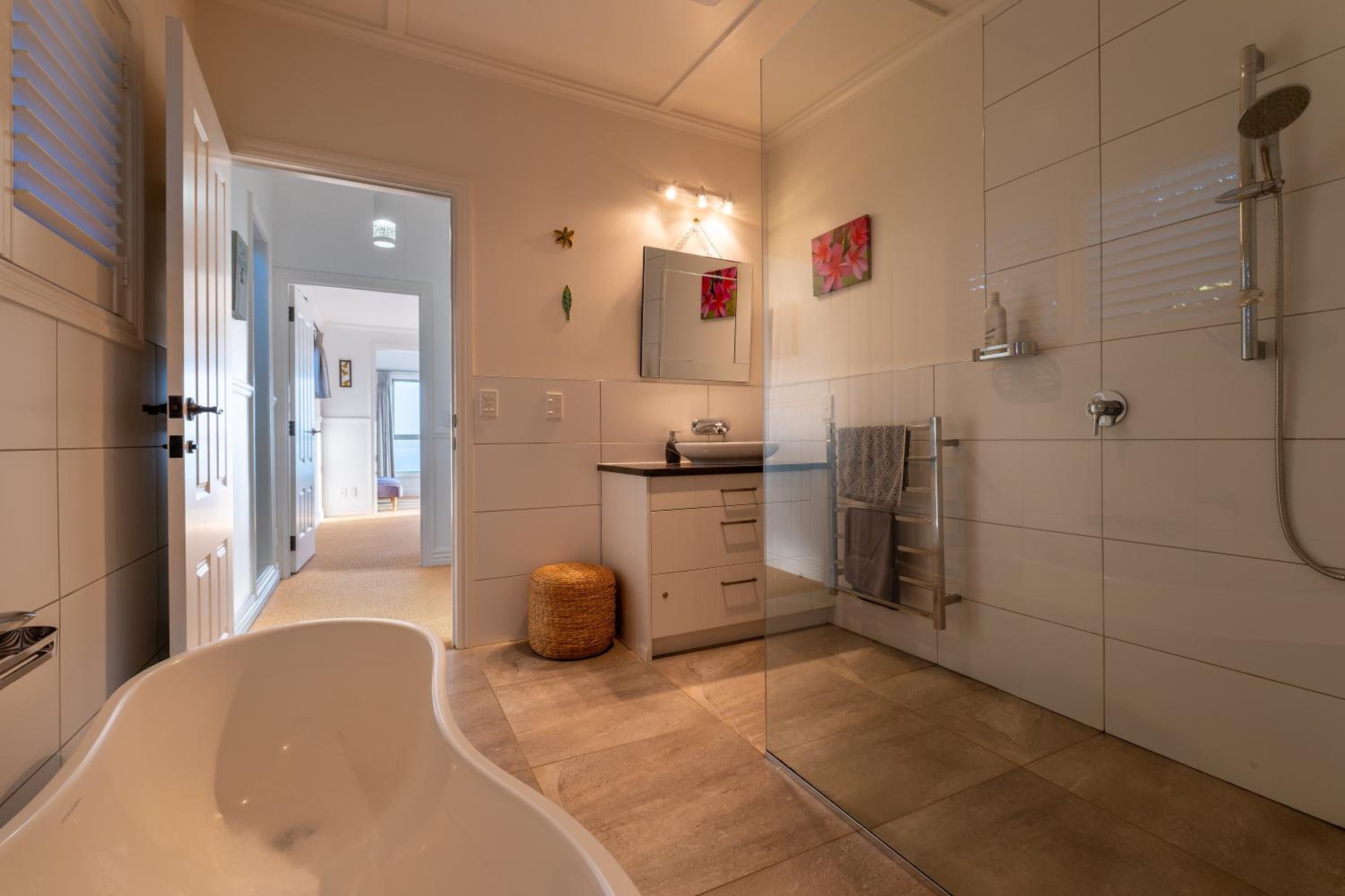 Omiha Oasis with seaviews and spa pool