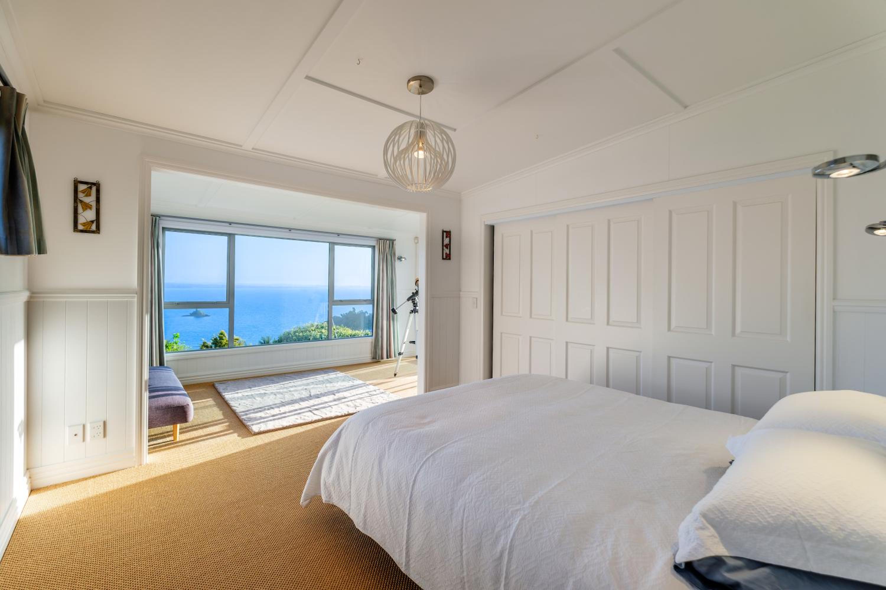Omiha Oasis with seaviews and spa pool