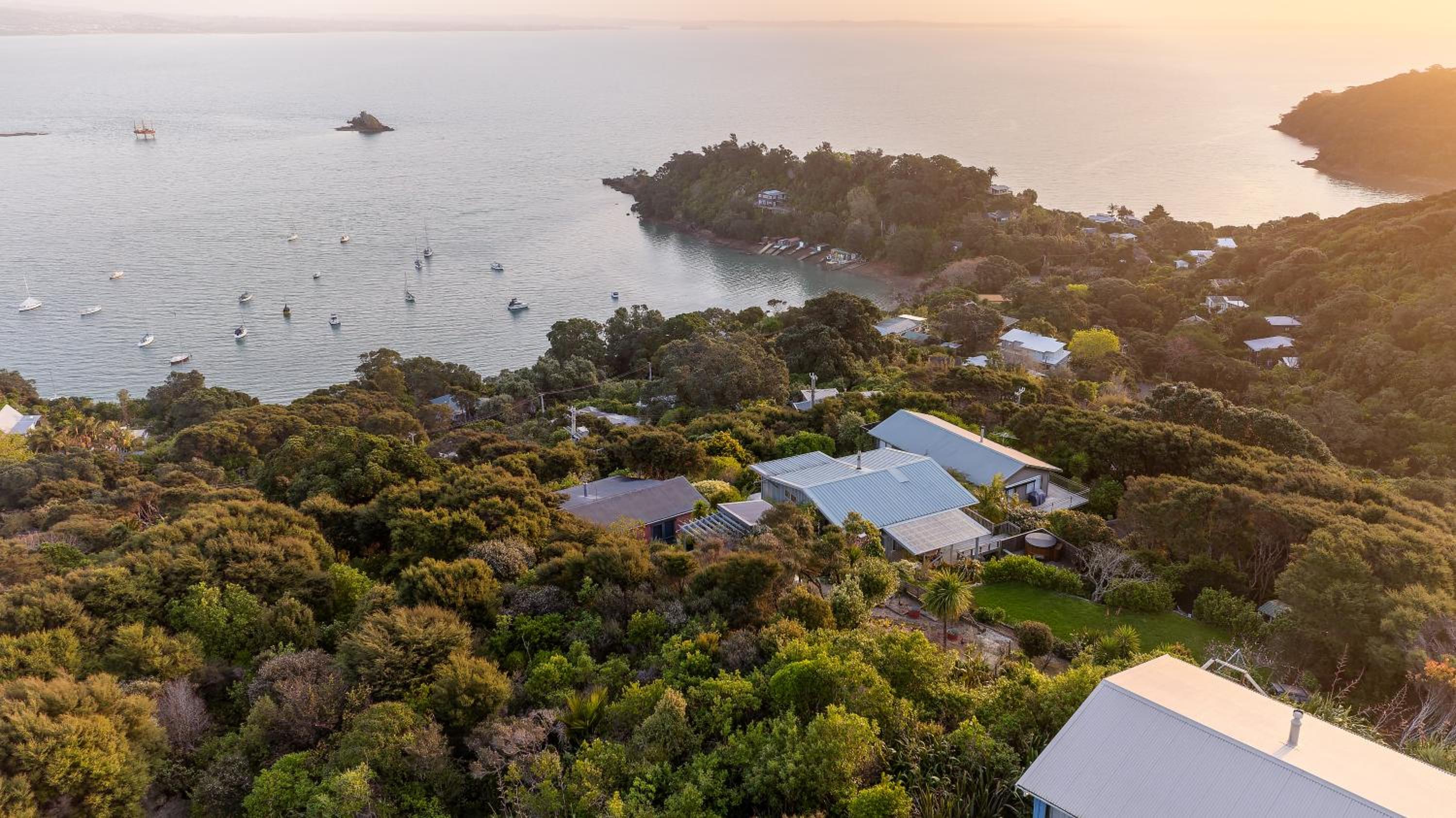 Omiha Oasis with seaviews and spa pool