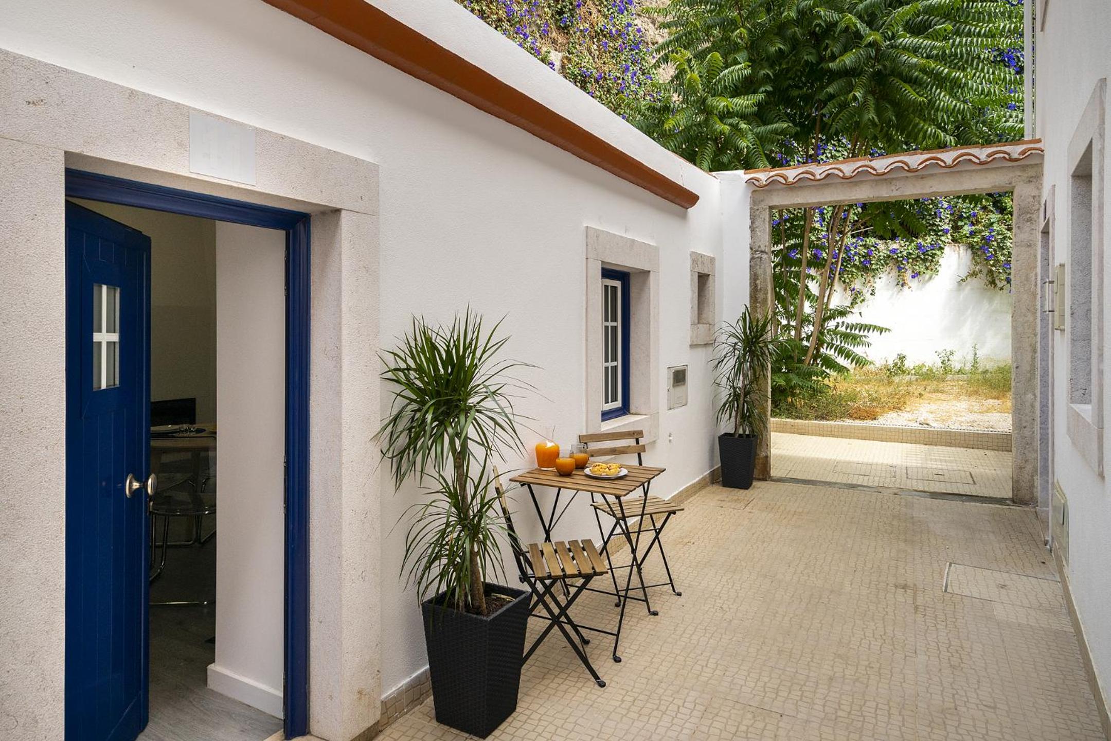 WHome Urban Escape: 1-BR w/mezzanine near Campo Ourique view 3