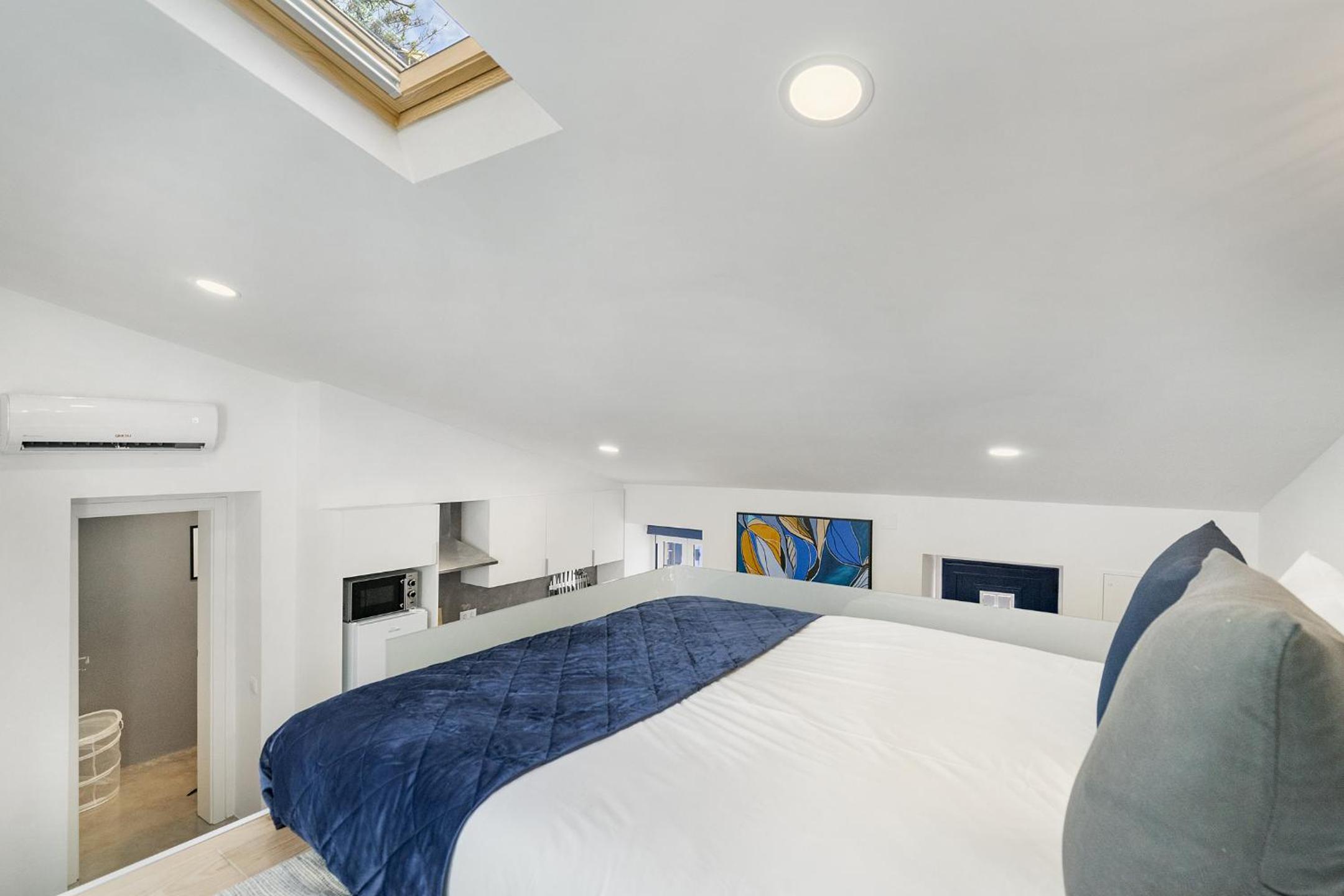WHome Urban Escape: 1-BR w/mezzanine near Campo Ourique view 2