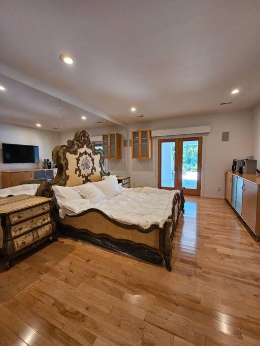 Greensboro Lakefront House -K Idol House view 3