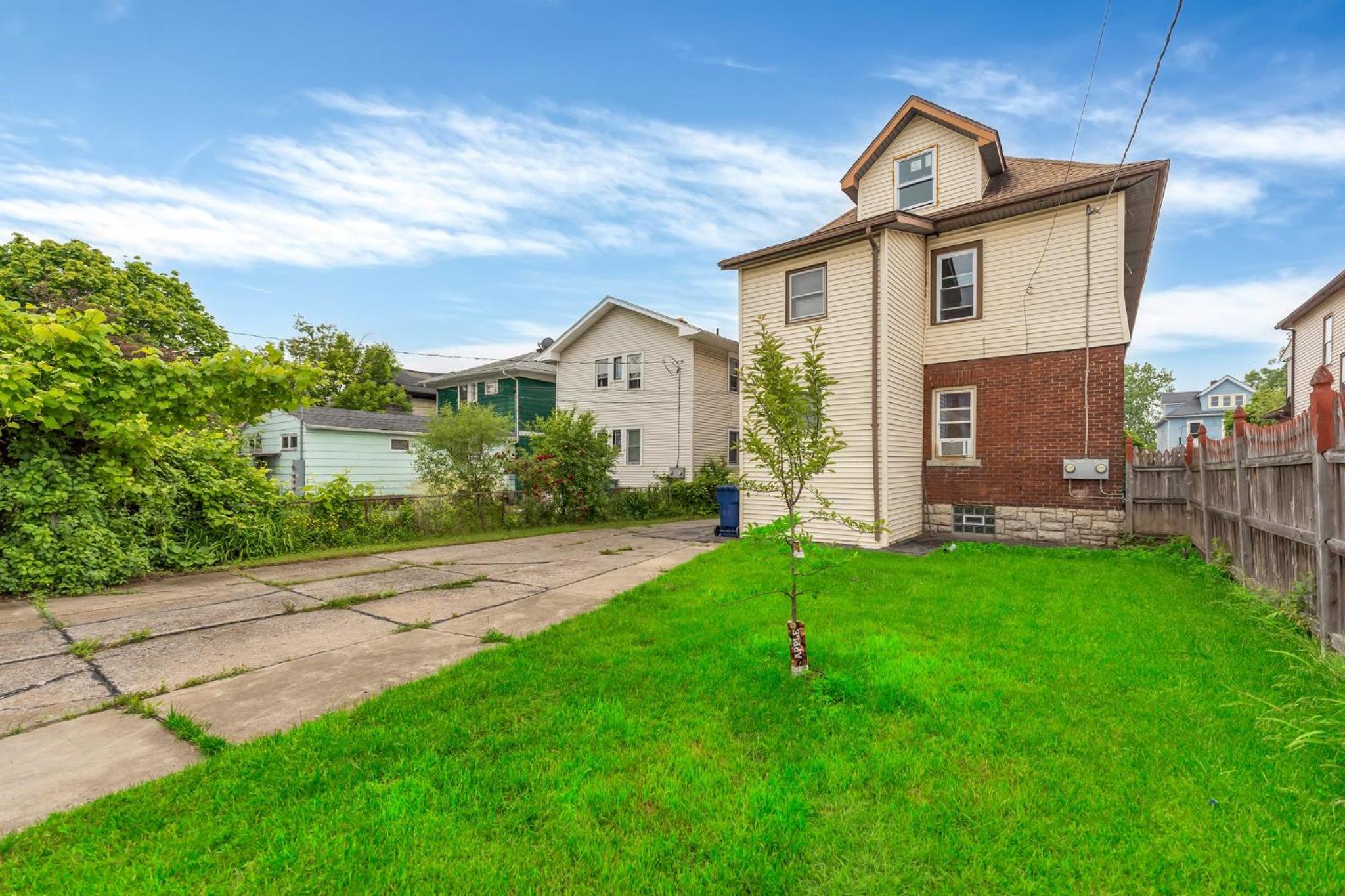 Renovated Main Floor Large 3 Bed House view 3