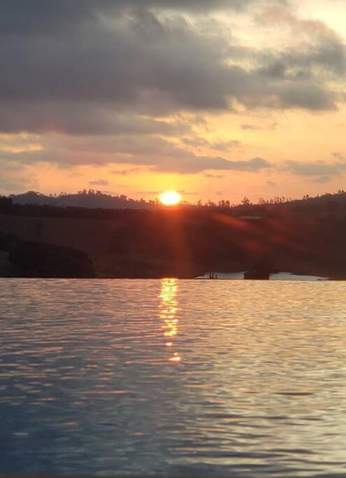 Casa excelente e ampla na represa de Piracaia